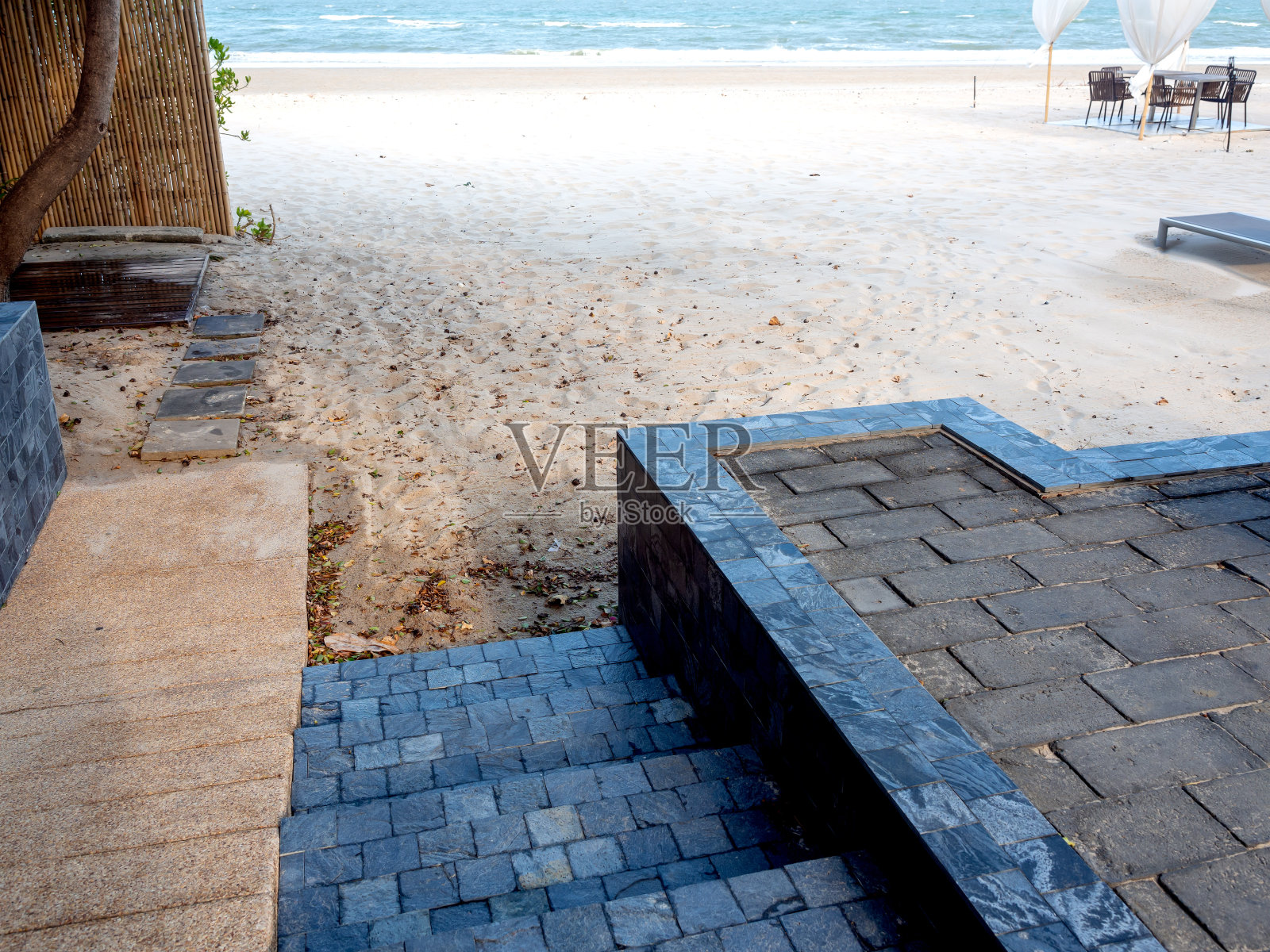 通往海滩的石阶。照片摄影图片