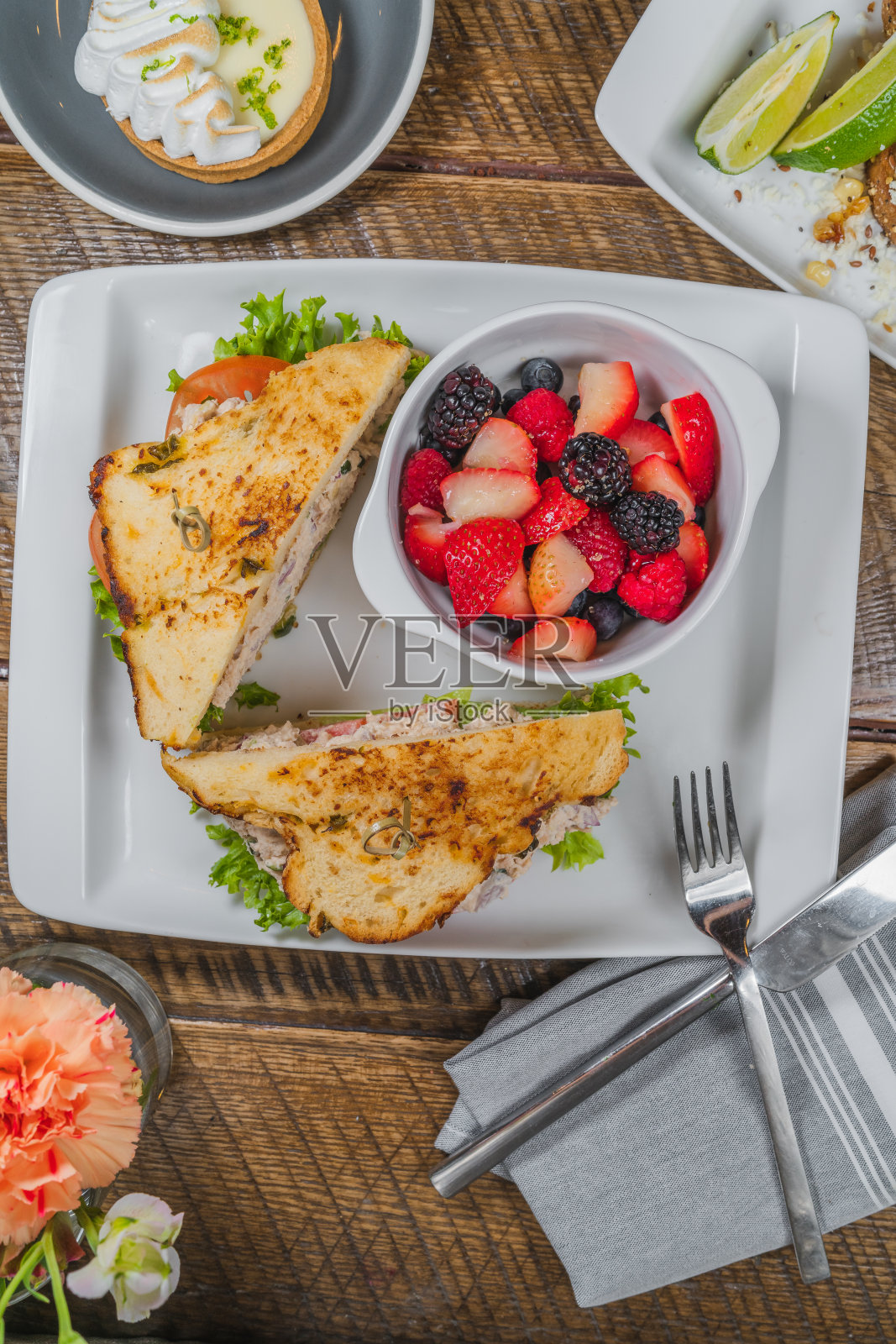 金枪鱼三明治照片摄影图片