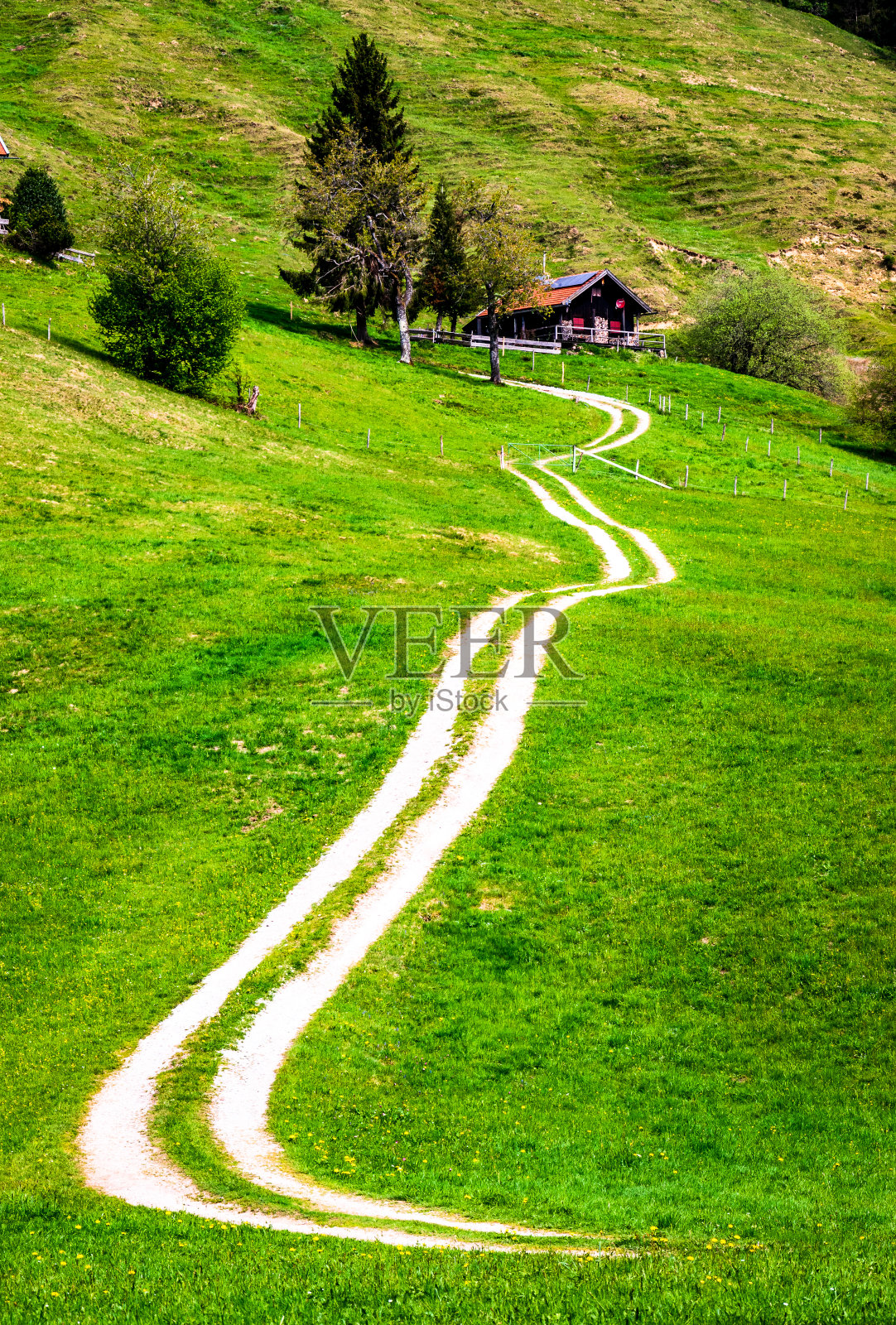 欧洲阿尔卑斯山上的小屋照片摄影图片