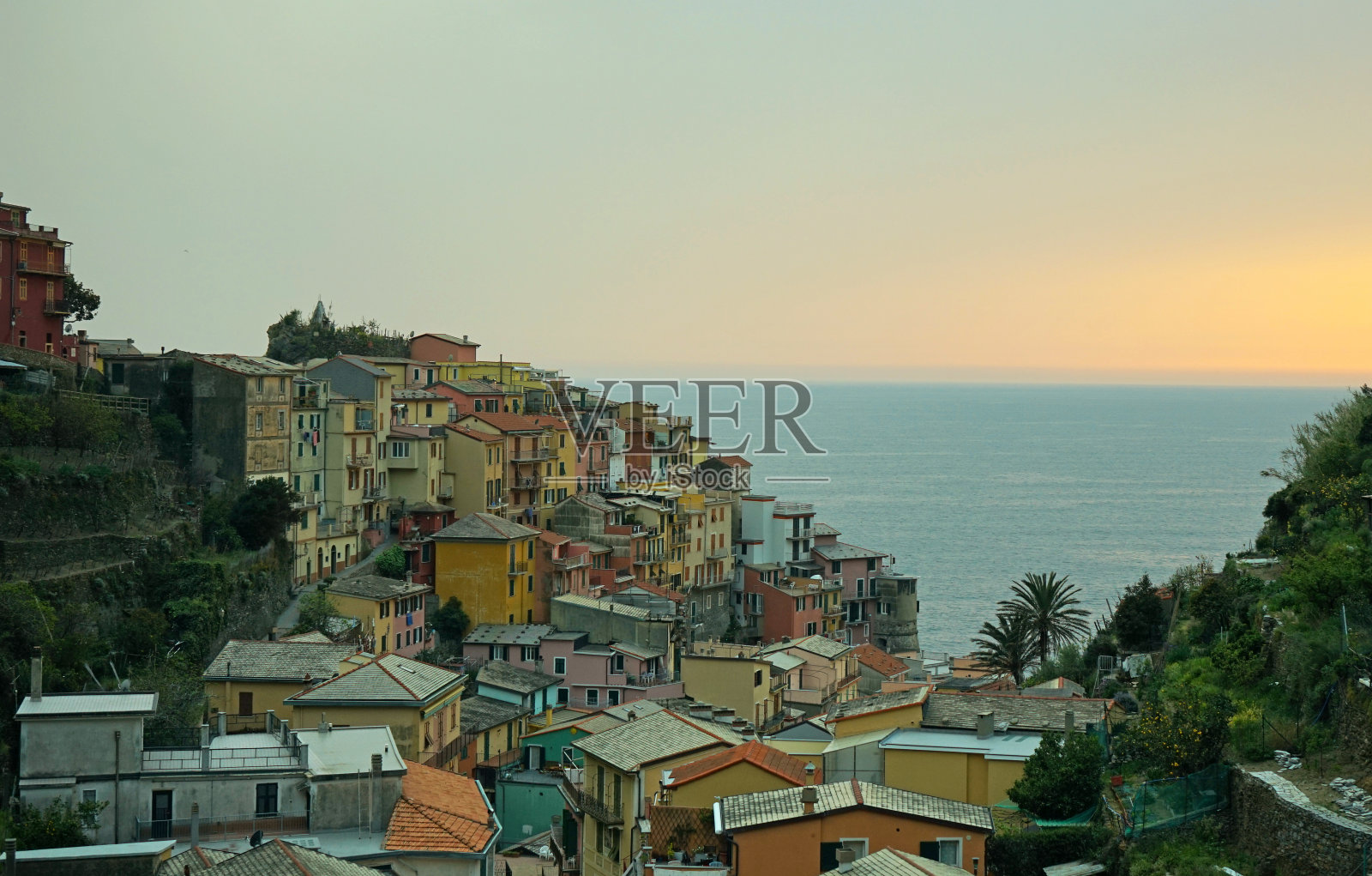 意大利里奥马焦雷城市和海上的日落照片摄影图片
