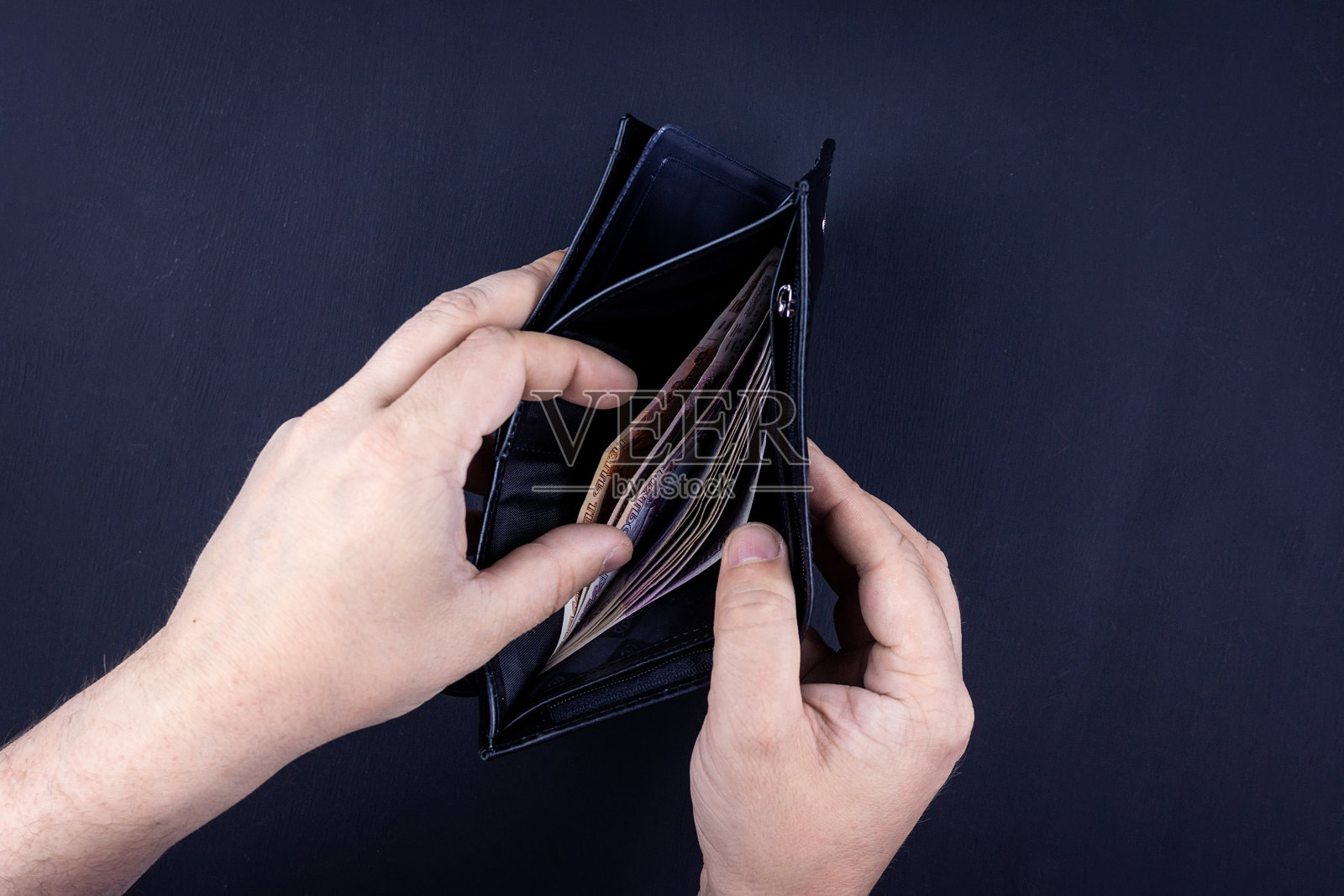 手里有钱的钱包照片摄影图片