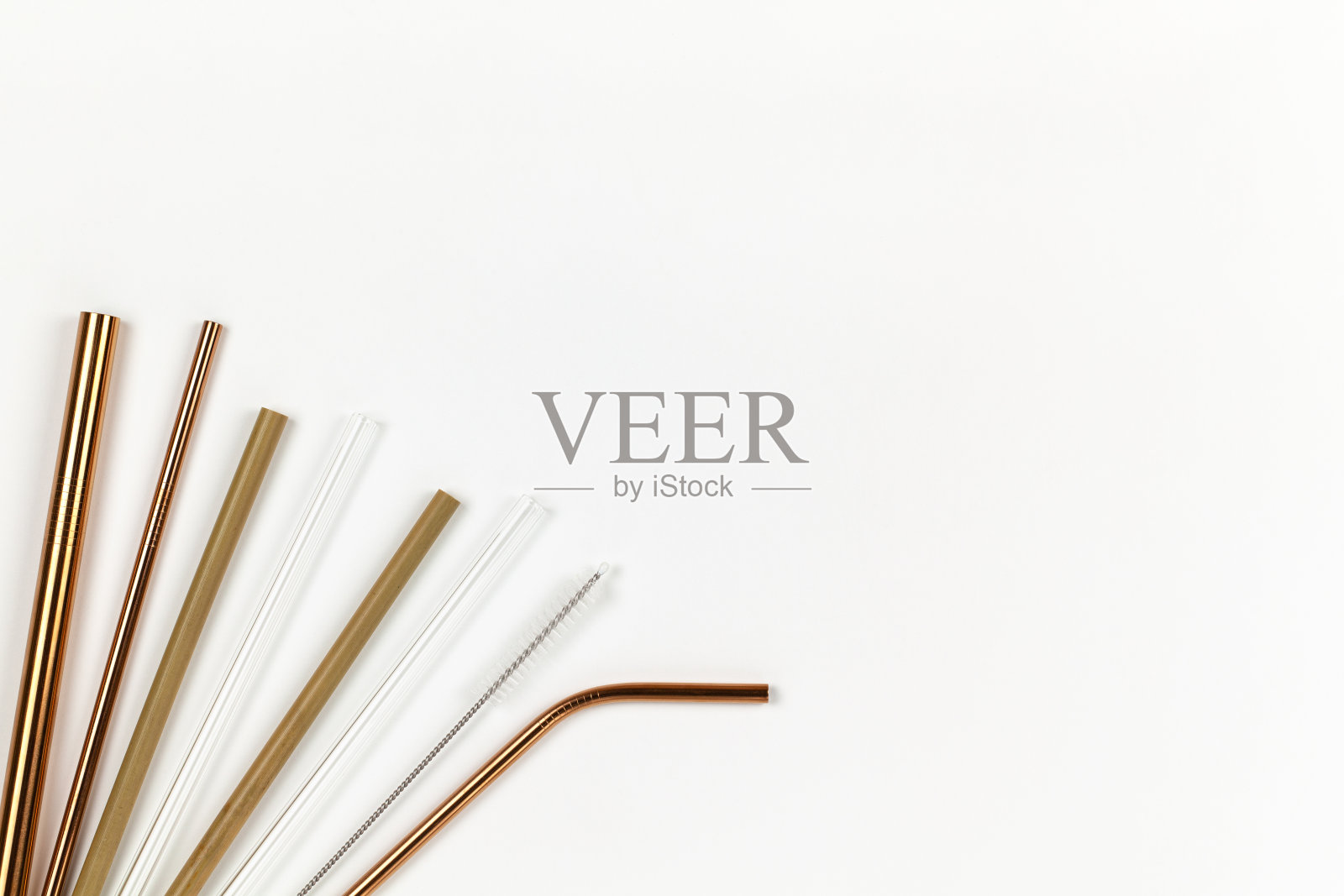 从环保可重复使用的金属管到一次性塑料管。替代一次性餐具的概念。白色背景。水平的。副本的空间。平躺，特写，俯视图照片摄影图片