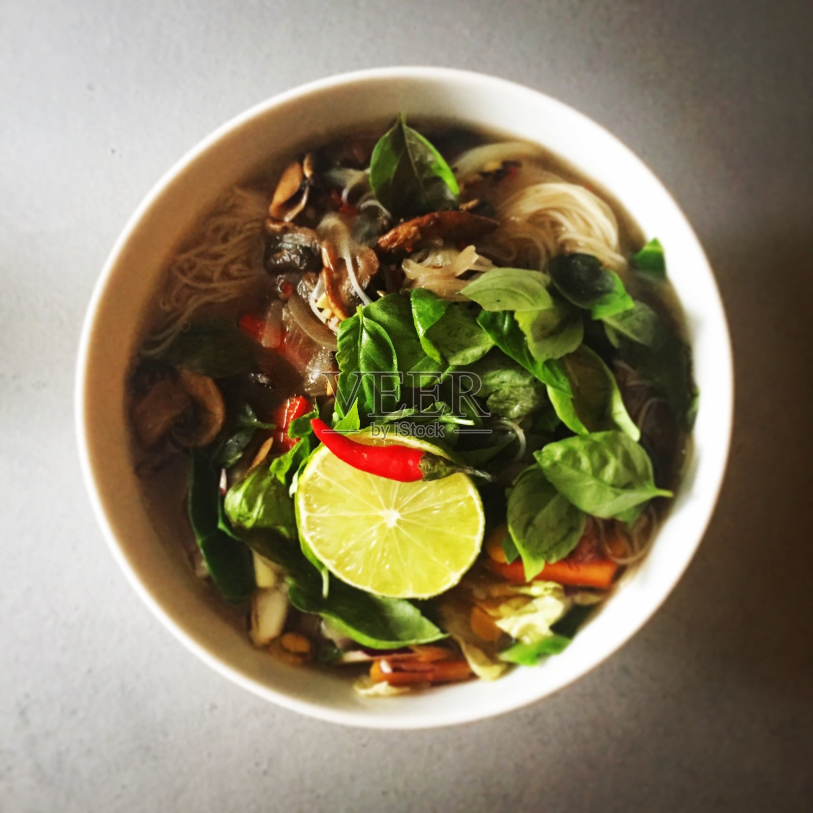 素面汤在一个白色的碗照片摄影图片