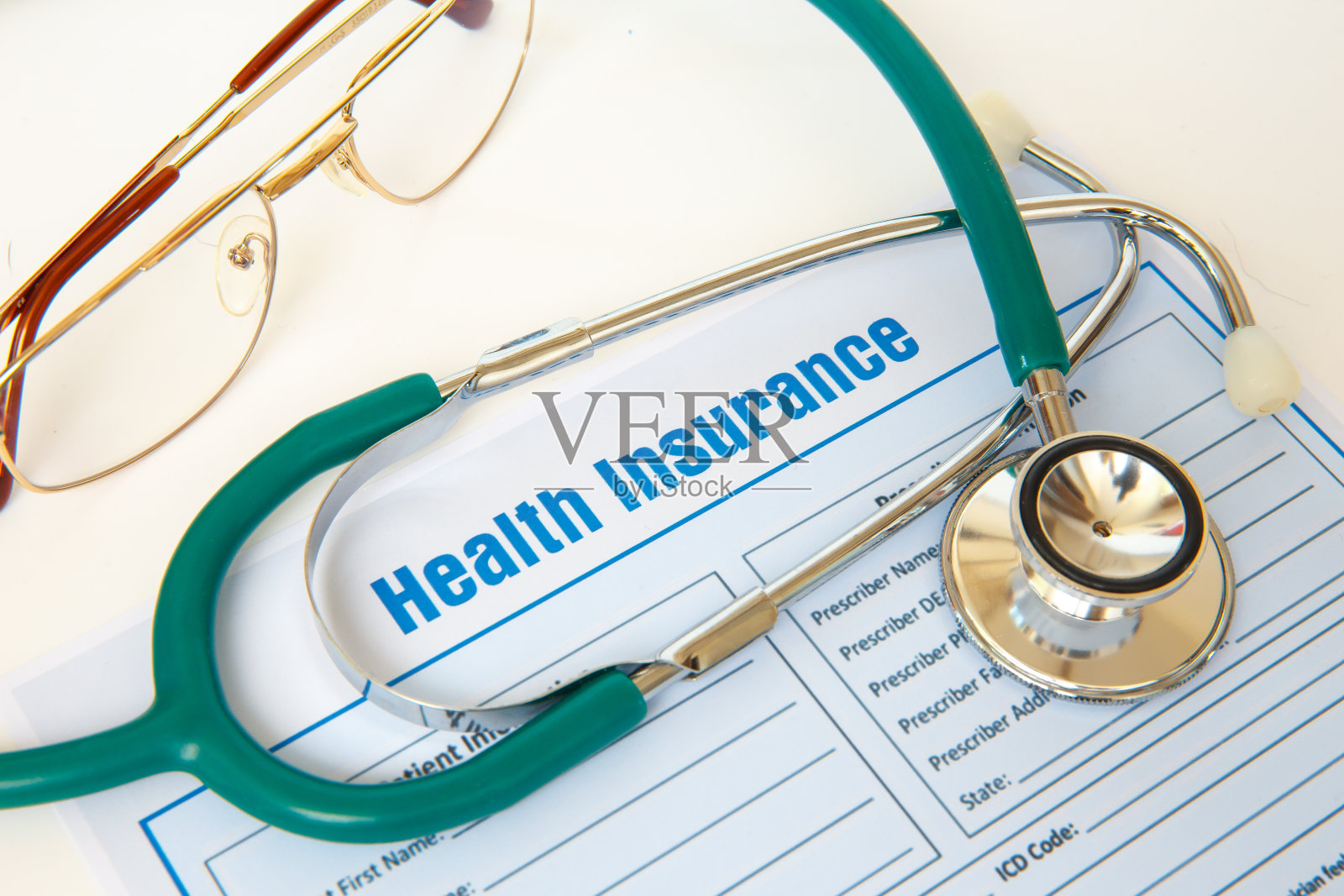 健康保险、保险索赔表和听诊器。照片摄影图片