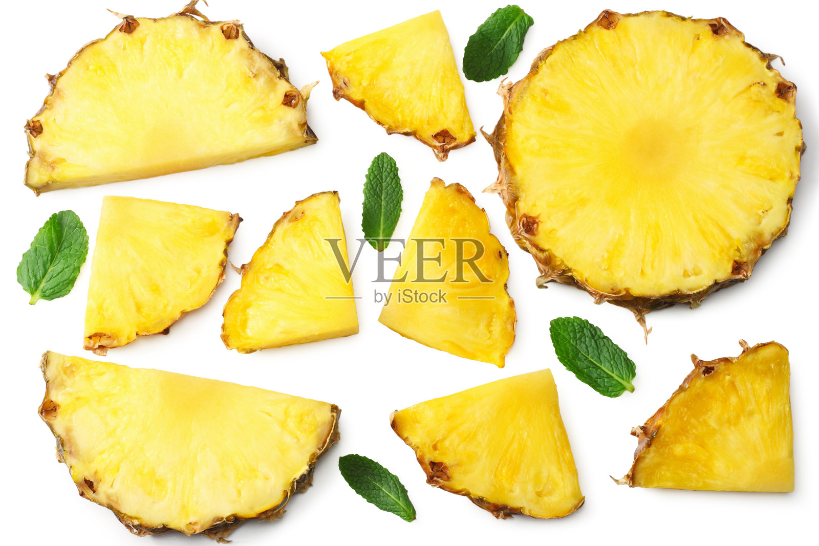 切片成熟的菠萝孤立在白色背景上。健康的背景。俯视图照片摄影图片