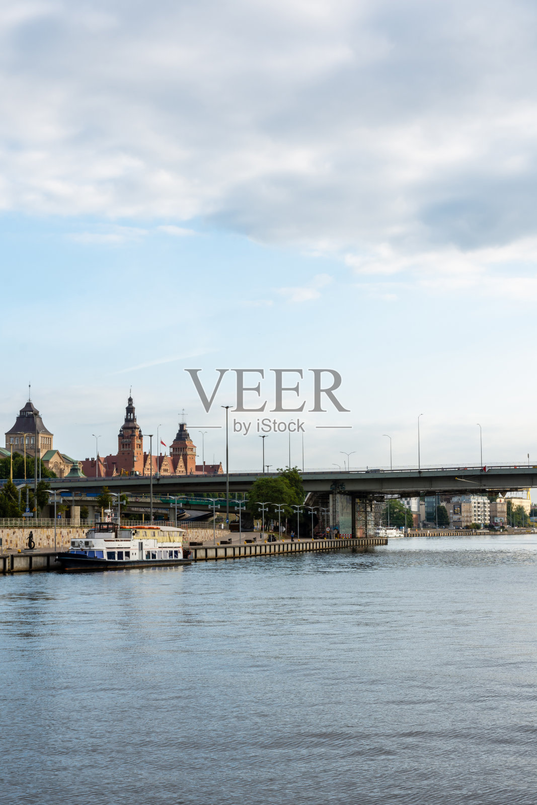 什czecin (Stettin)城市在早晨温暖的阳光，波兰。照片摄影图片