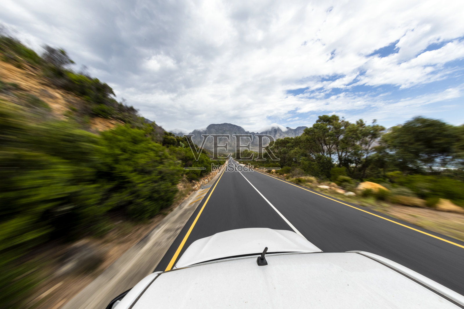 丰田在道路上运动模糊照片摄影图片