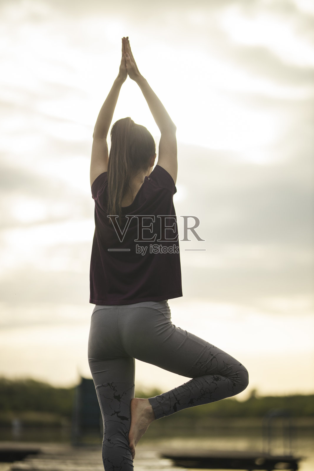 在湖边码头上练习瑜伽的女人照片摄影图片