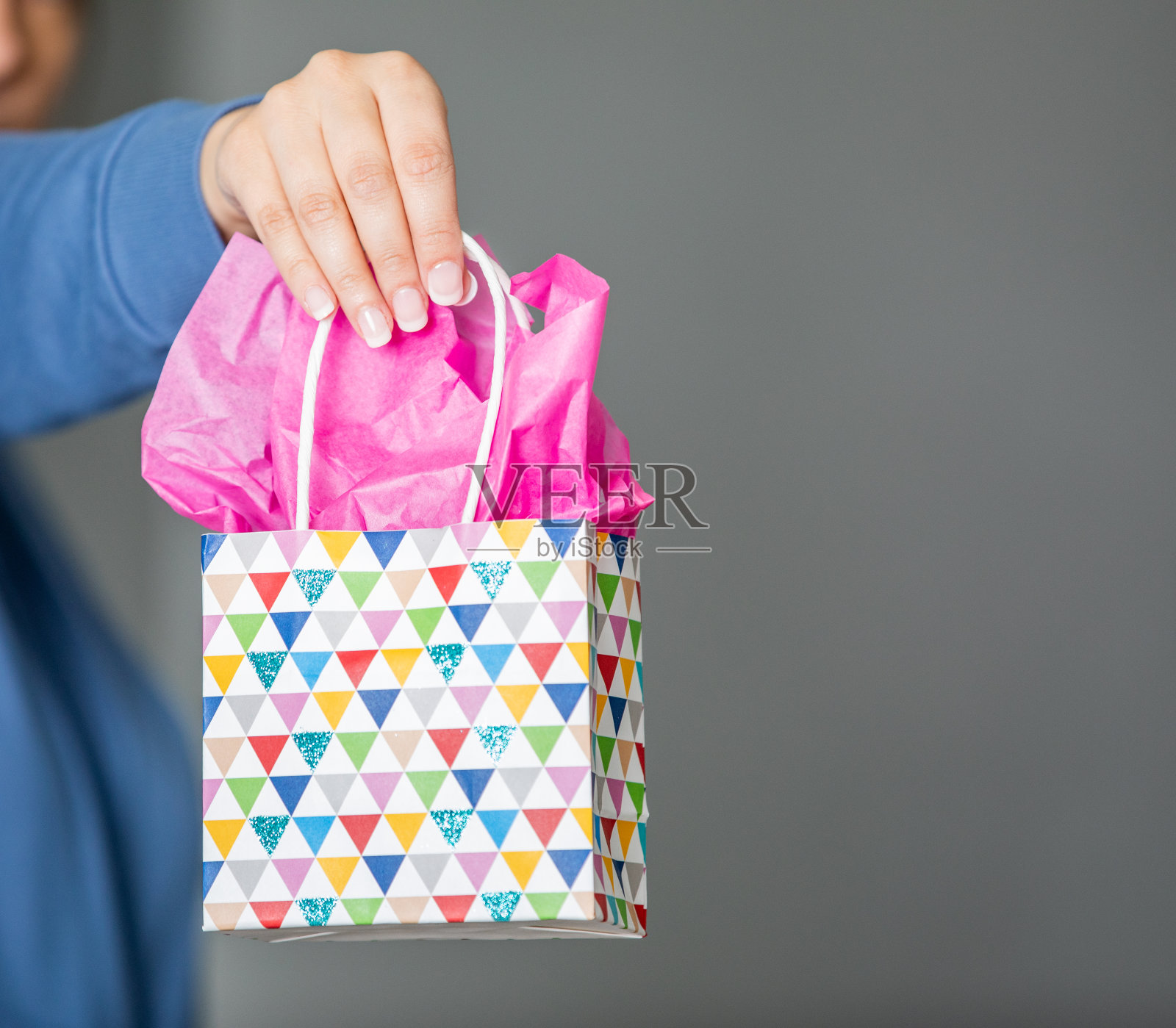 手持精美包装礼物的人照片摄影图片