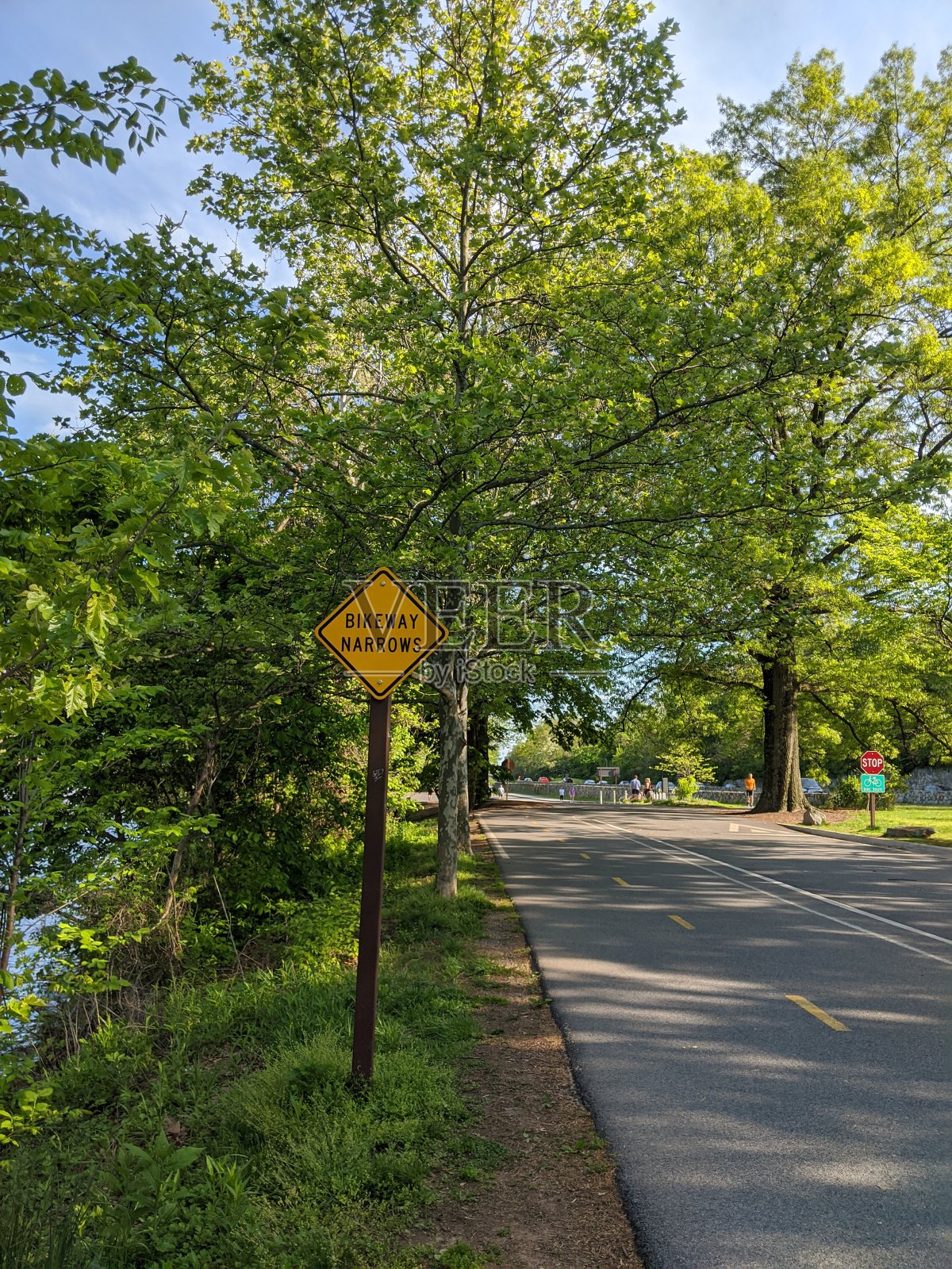 沿着徒步旅行的自行车路线照片摄影图片