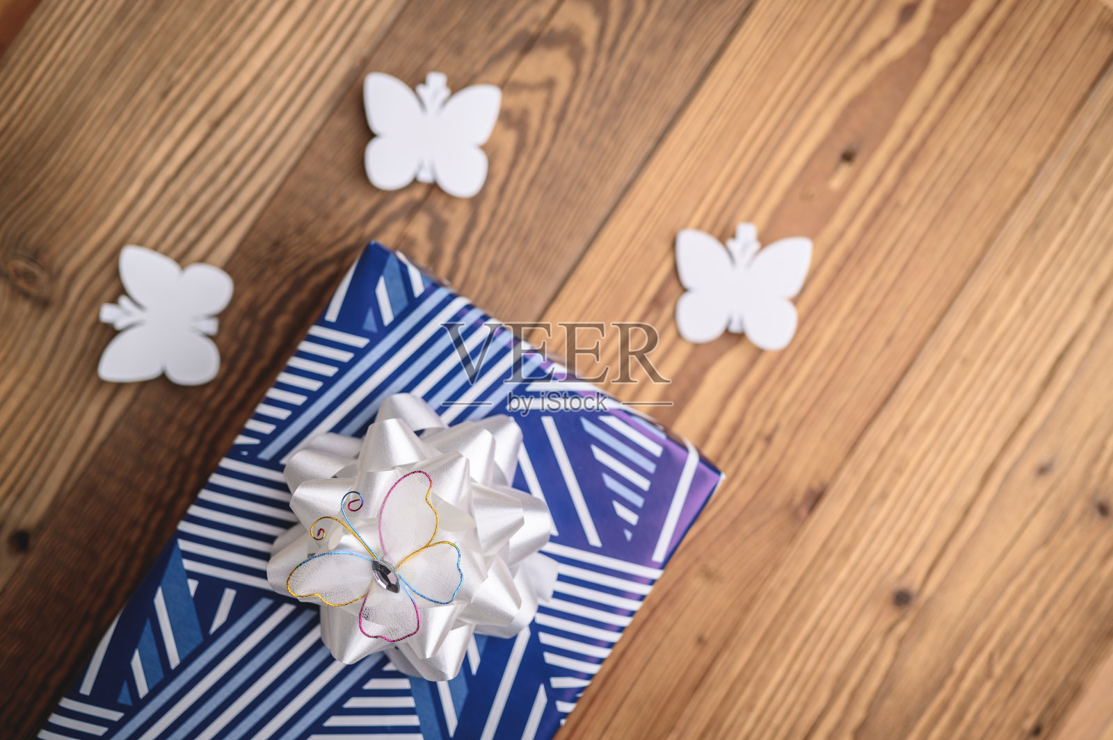 木制背景的礼盒照片摄影图片