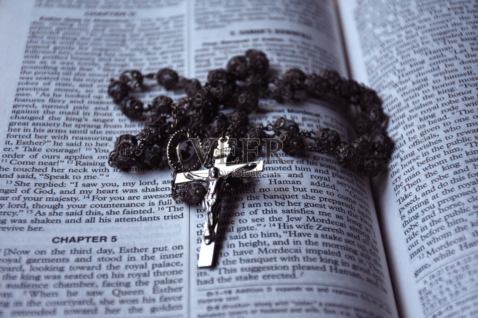 放在圣经上的十字架和念珠照片摄影图片