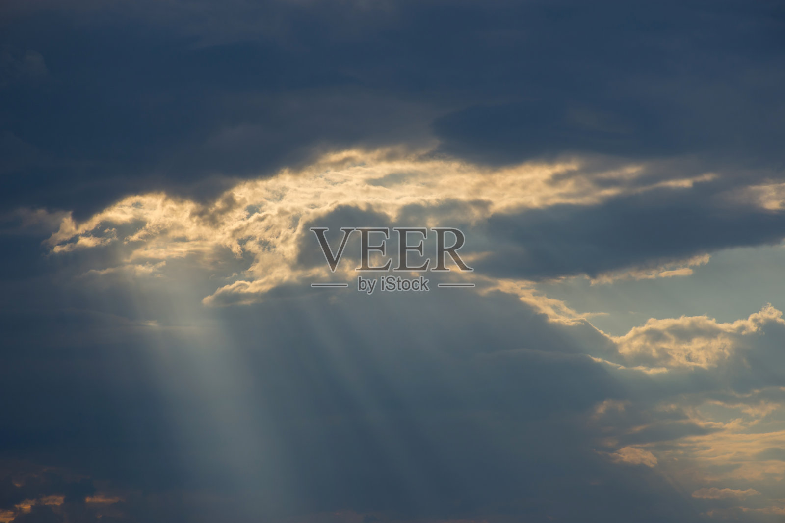 多云的蓝天和阳光，阳光照射下来照片摄影图片