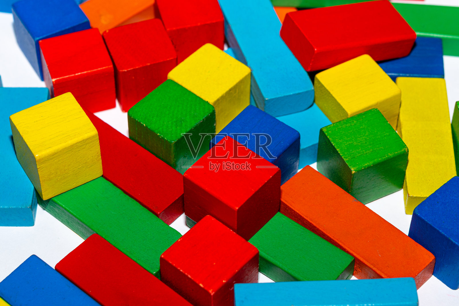 孤儿院的彩色廉价方块。为孤儿准备的木制立方体。照片摄影图片