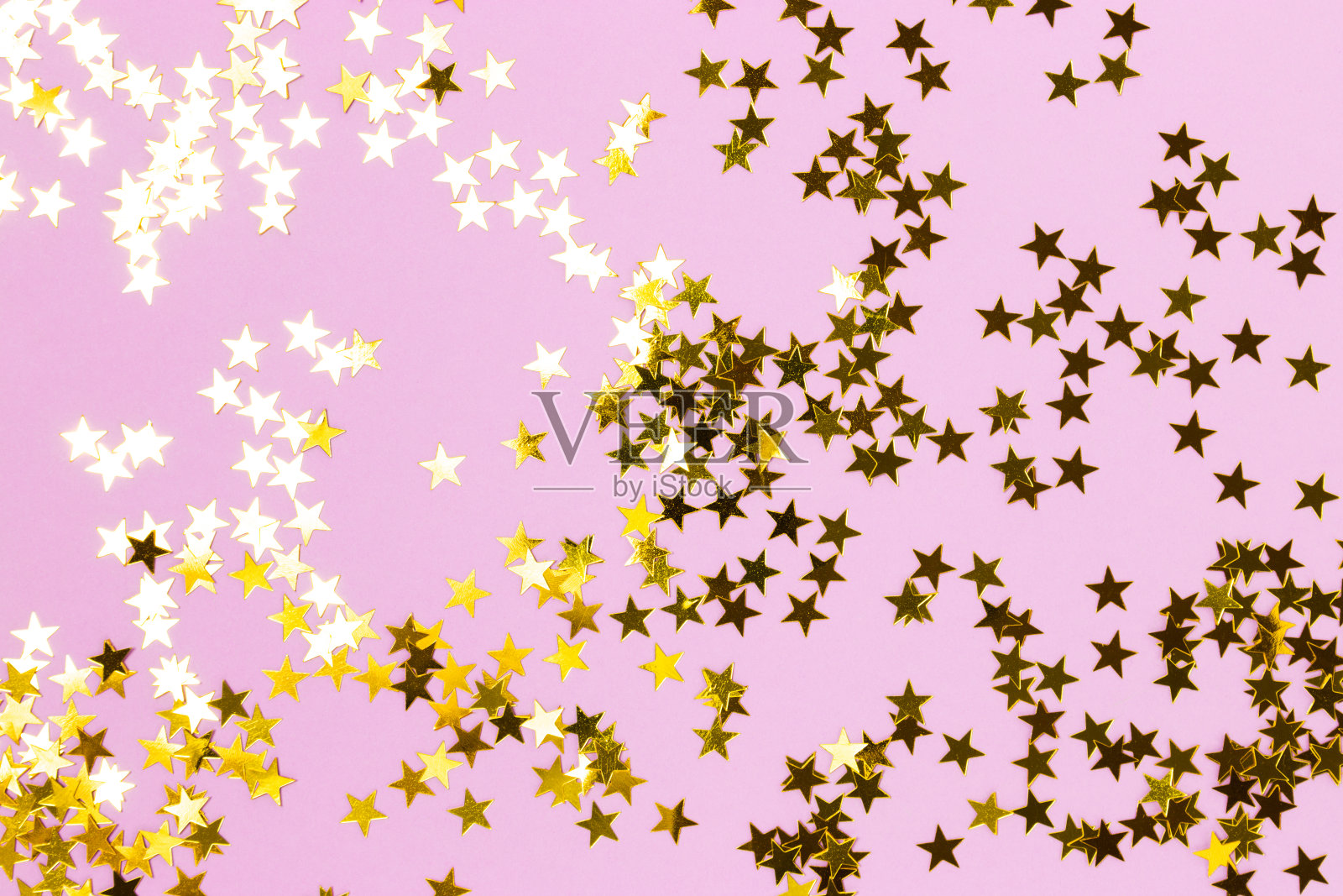 金色星星五彩纸屑纹理，紫色背景。照片摄影图片