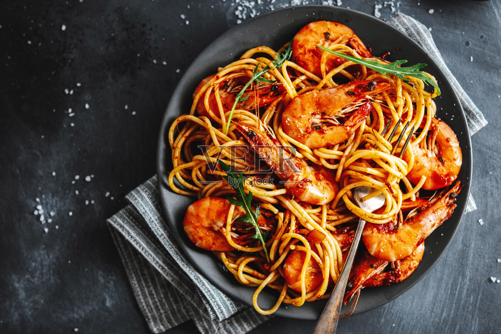 加番茄酱和虾的意大利面照片摄影图片