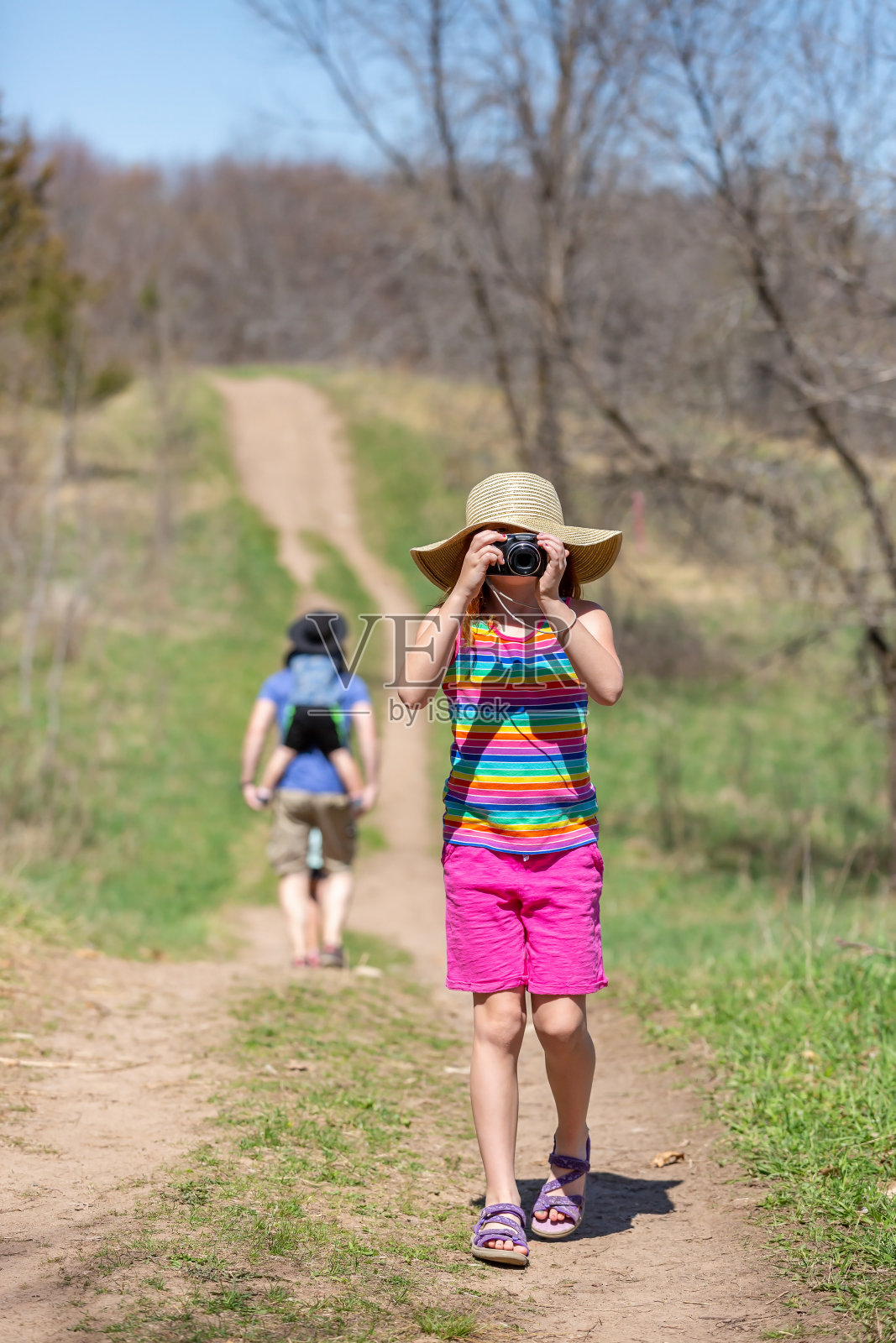 女孩在远足时用相机拍照照片摄影图片