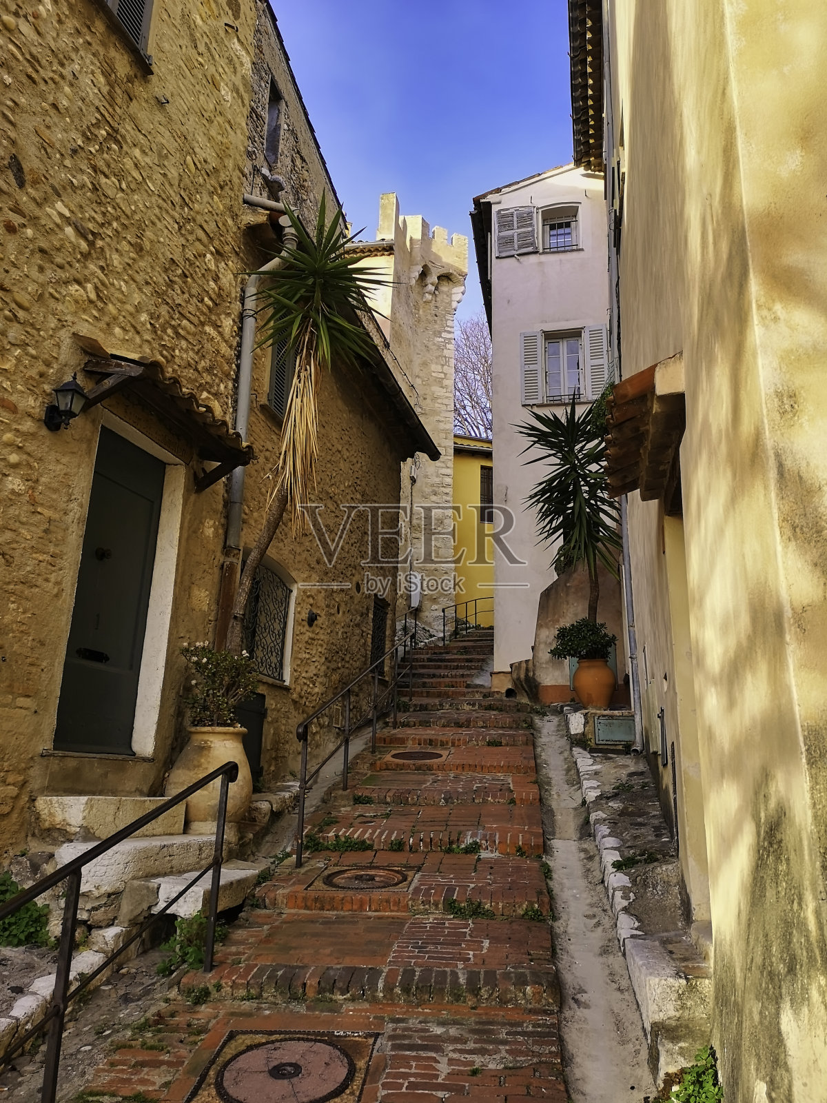 法国南部普罗旺斯村庄的街道照片摄影图片