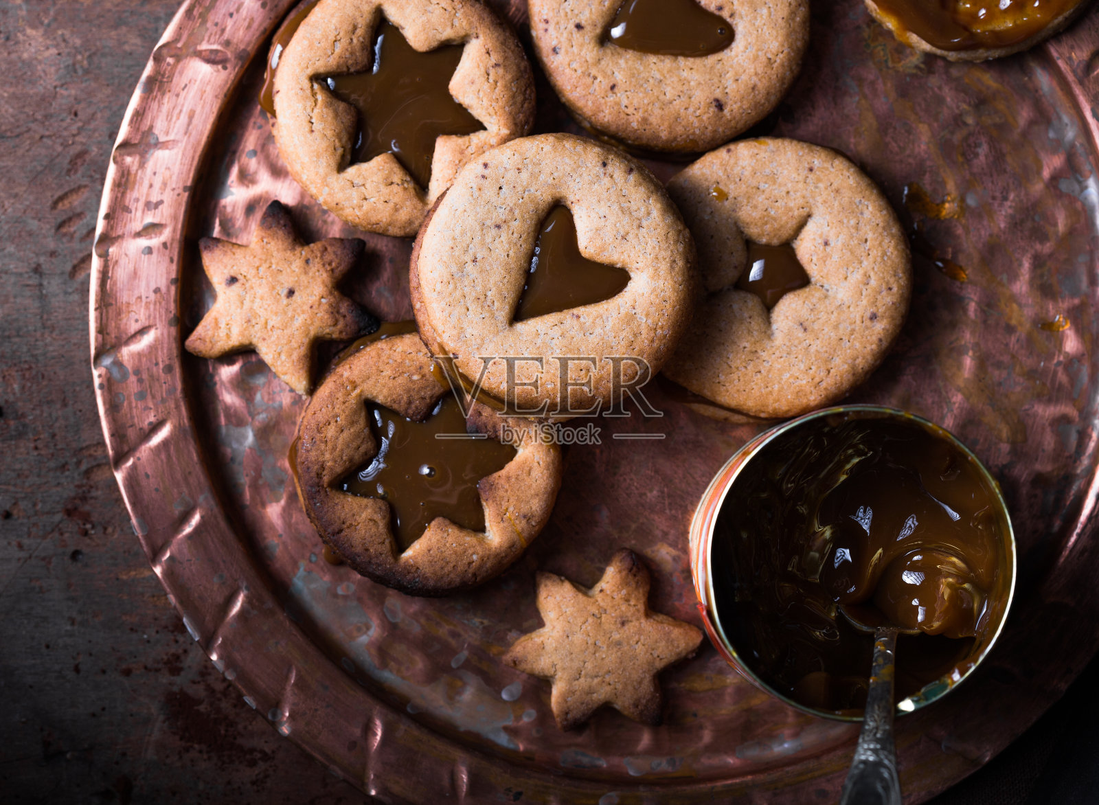 自制圣诞新年星形状焦糖饼干在木制的背景。平坦的躺,空间。照片摄影图片