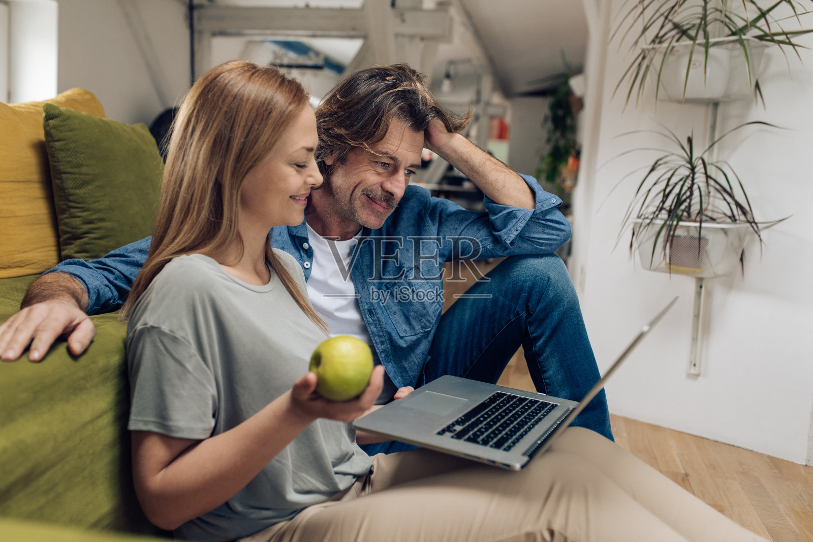 一对成熟的幸福夫妇在客厅里用笔记本电脑照片摄影图片