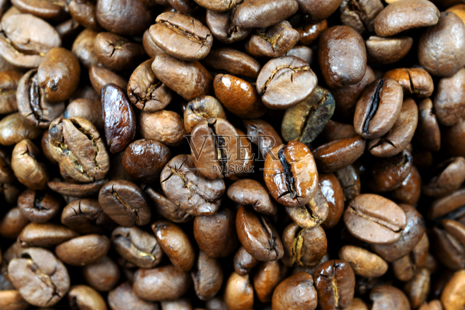 烤咖啡豆。金色的咖啡颗粒特写。照片摄影图片