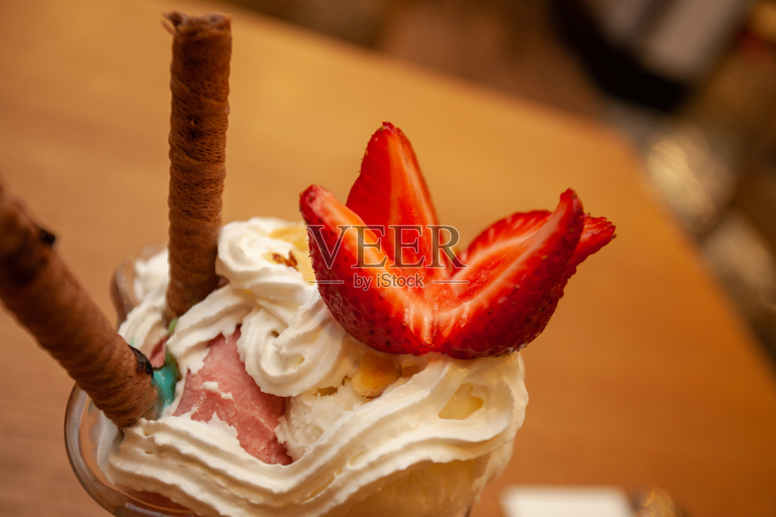 草莓香草冰淇淋照片摄影图片