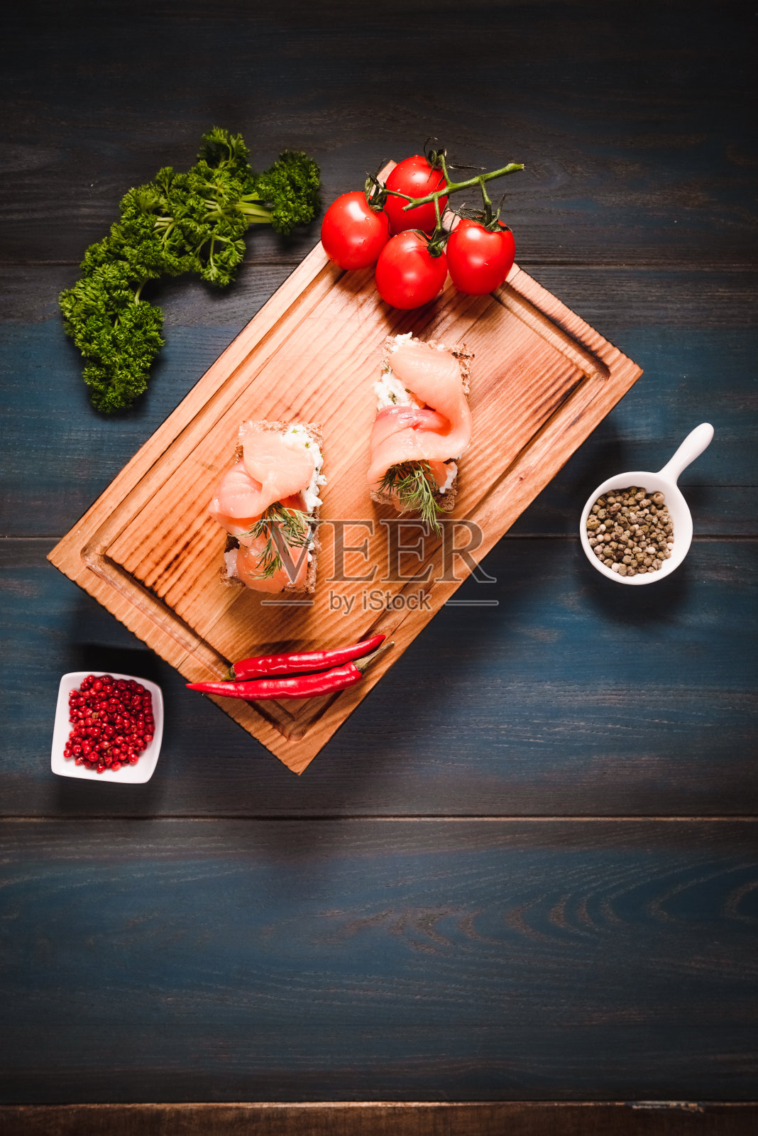 三明治与红色的鱼和奶酪在木板上，在黑暗的背景。摄影棚拍摄烹饪行业的食物，深色背景照片摄影图片