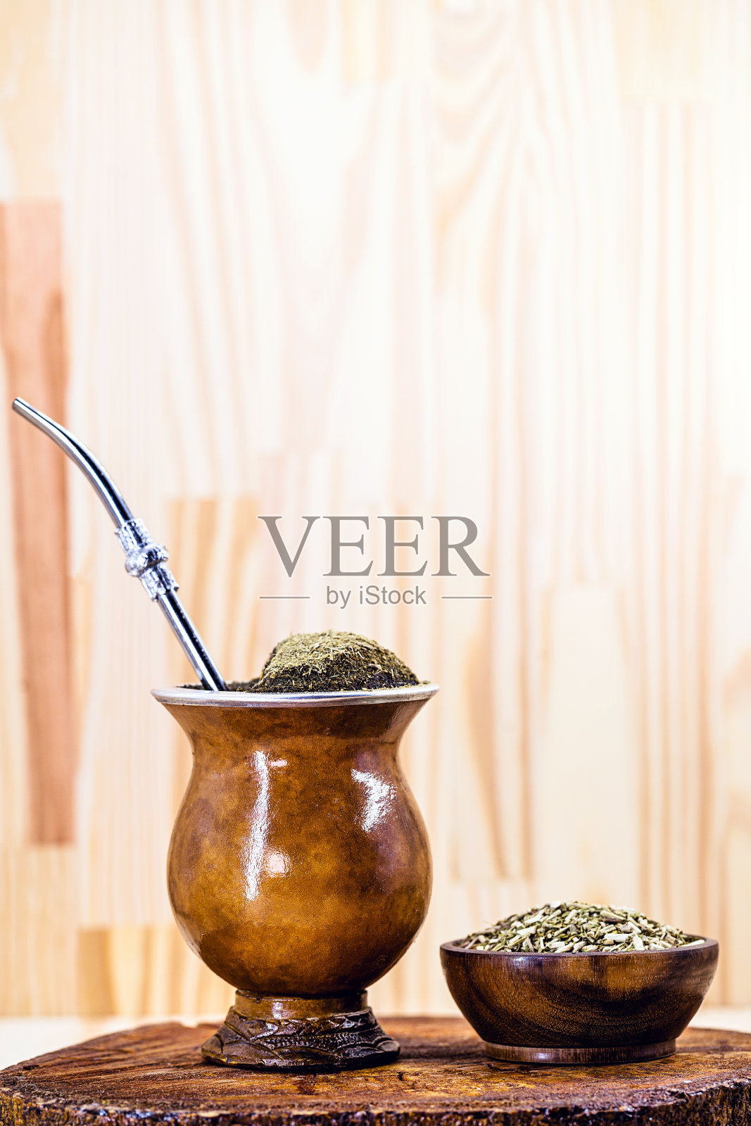 Chimarrão或mate是南美南部文化的特色饮品。配菜碗，配菜泵和准备配菜的附件。空间的文本。照片摄影图片