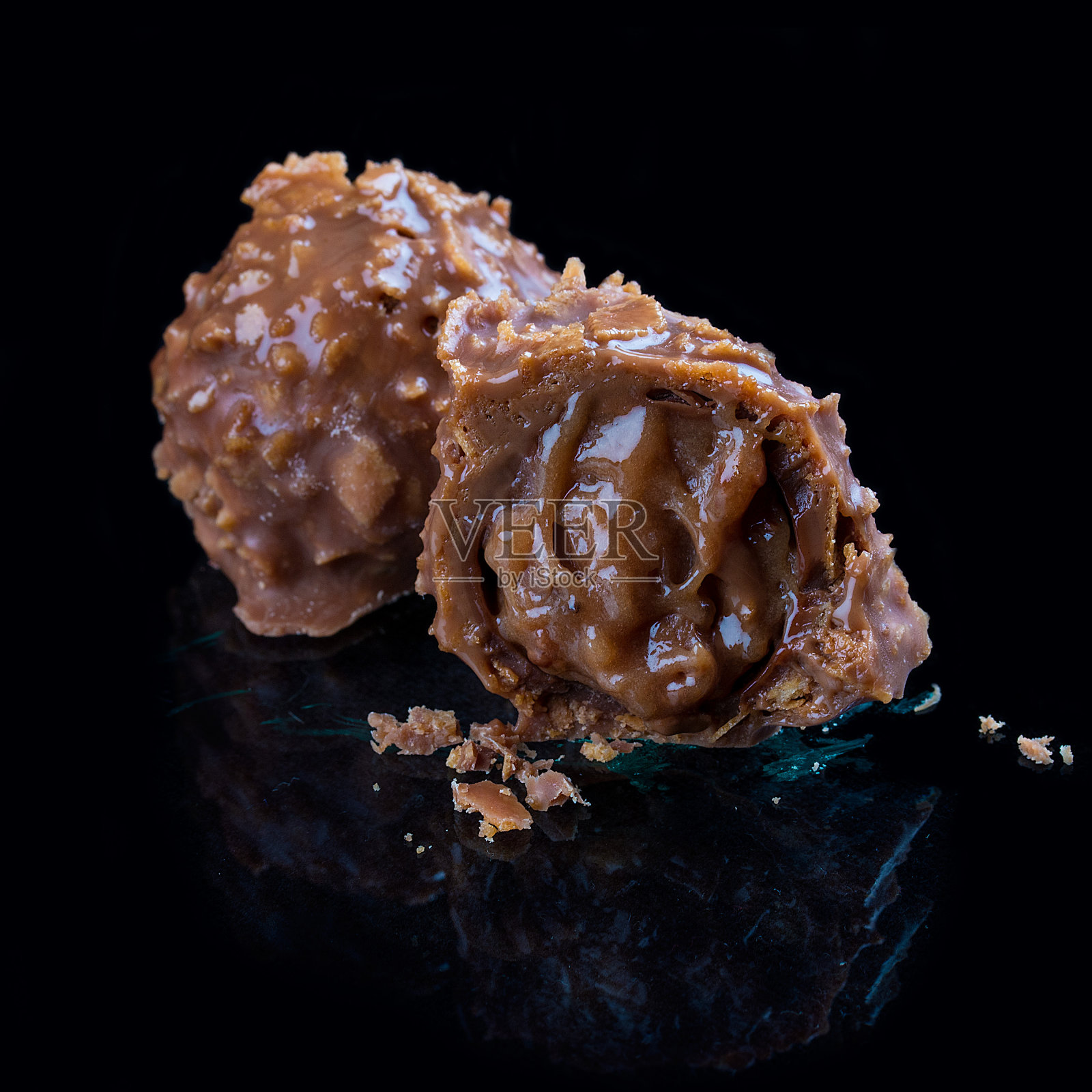 巧克力糖果,手工制作的。香蕉焦糖加华夫饼照片摄影图片