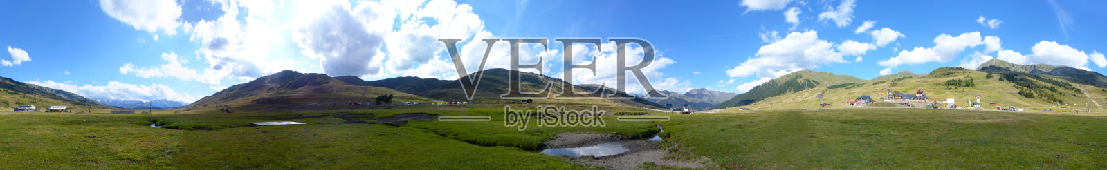 在贝雷帽的风景，山脉和动物的全景。瓦达阿兰，加泰罗尼亚比利牛斯。加泰罗尼亚照片摄影图片