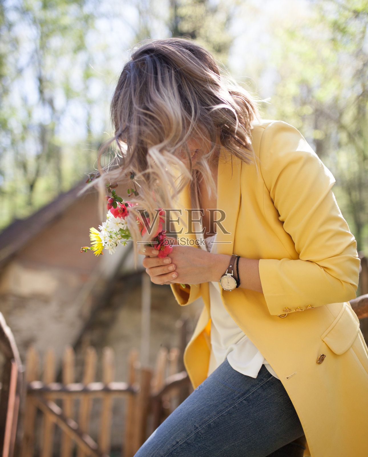只有鲜花的女孩照片摄影图片