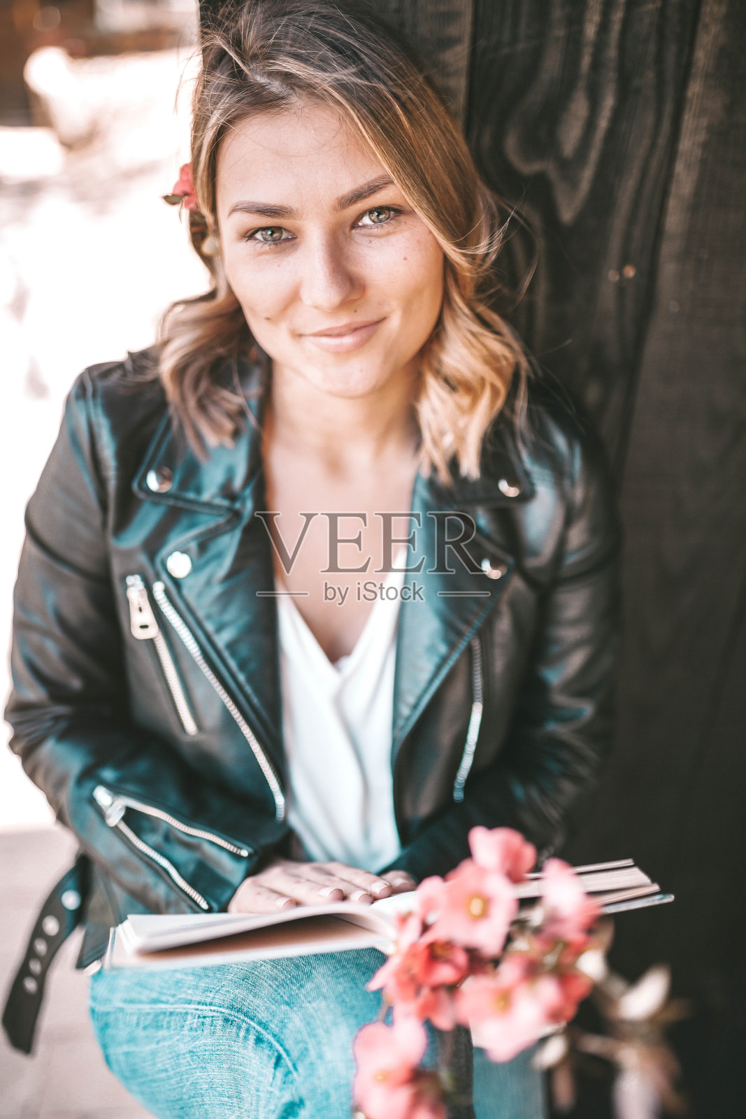 只有鲜花的女孩照片摄影图片