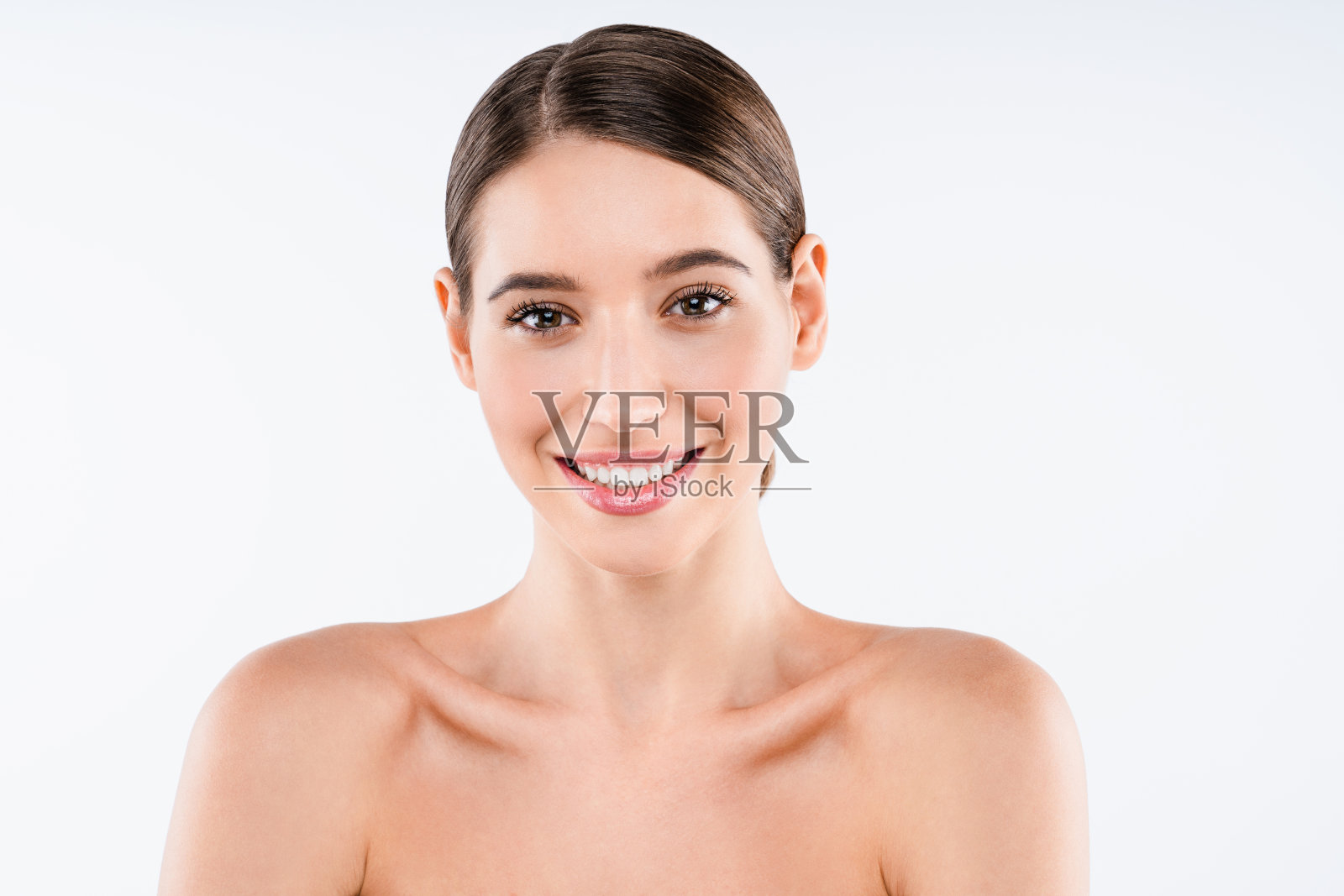 白色背景上的美丽女人的肖像照片摄影图片