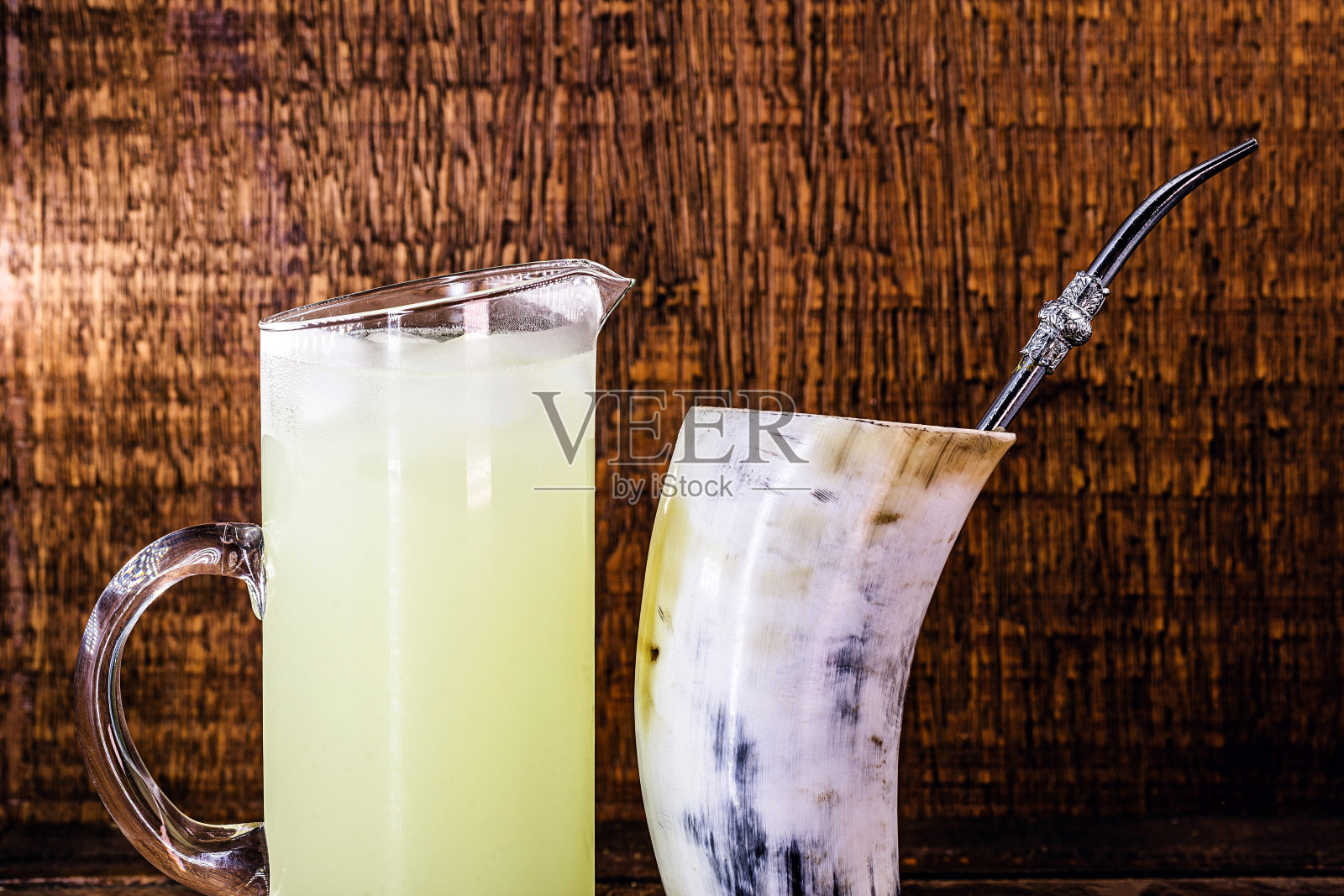 特雷雷：南美饮品，巴西、阿根廷和乌拉圭流行的冷水马黛茶饮，配以柠檬照片摄影图片