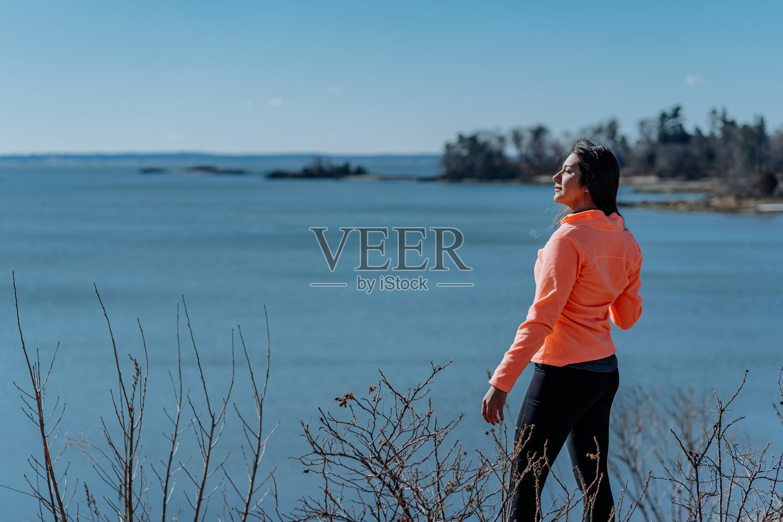 一个年轻女子望着远处的湖照片摄影图片