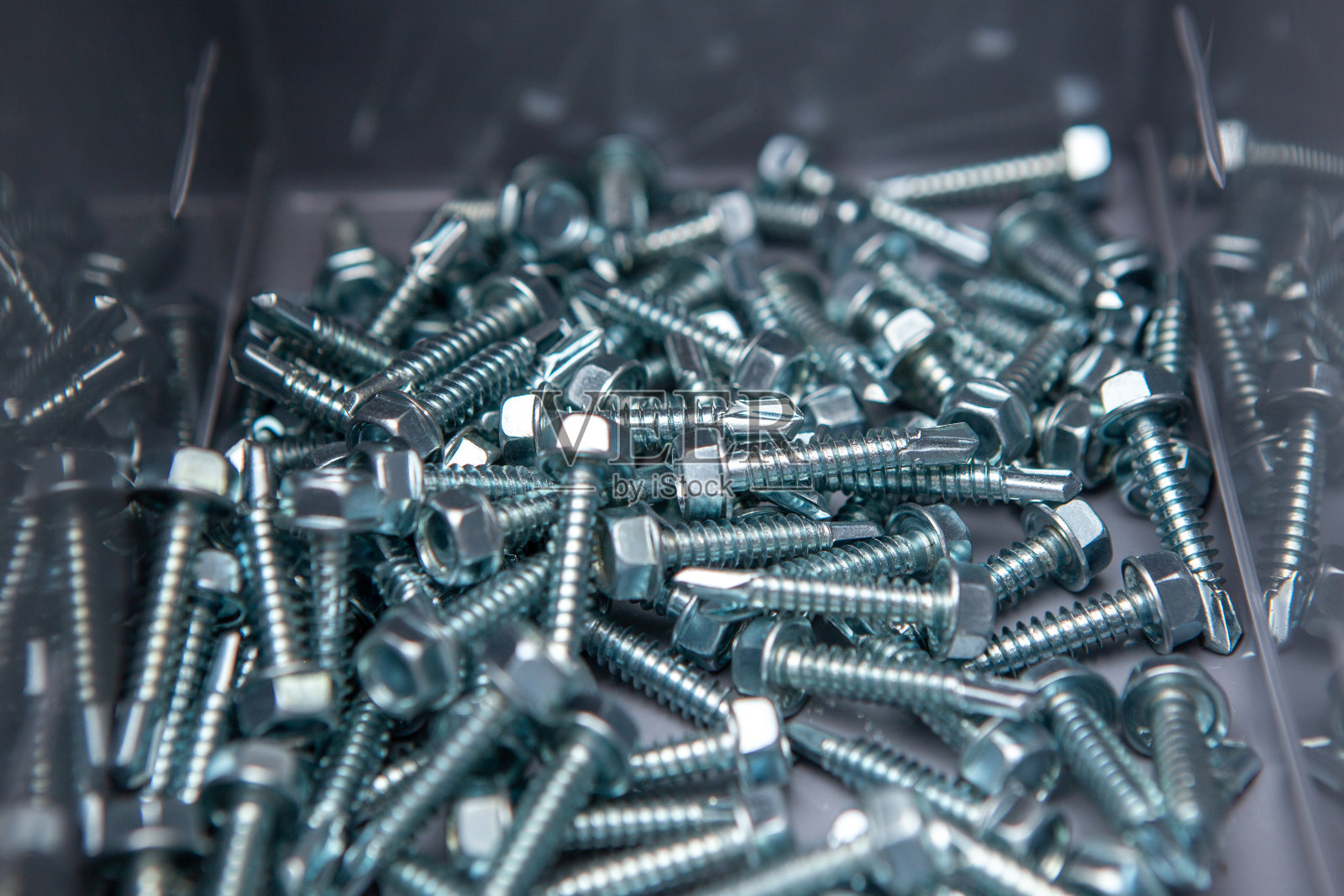 金属白色共切螺钉塑料盒。在一家建材商店里。照片摄影图片