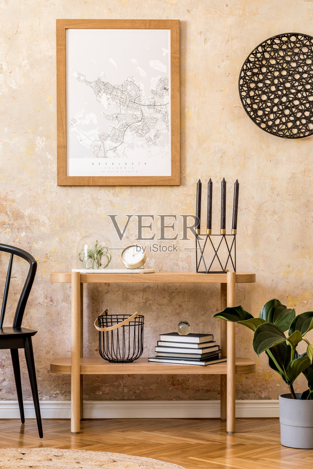 客厅室内设计，现代家居装饰中时尚的黑色椅子，木制的控制台，书籍，植物，时钟，装饰，垃圾墙和优雅的个人饰品。照片摄影图片