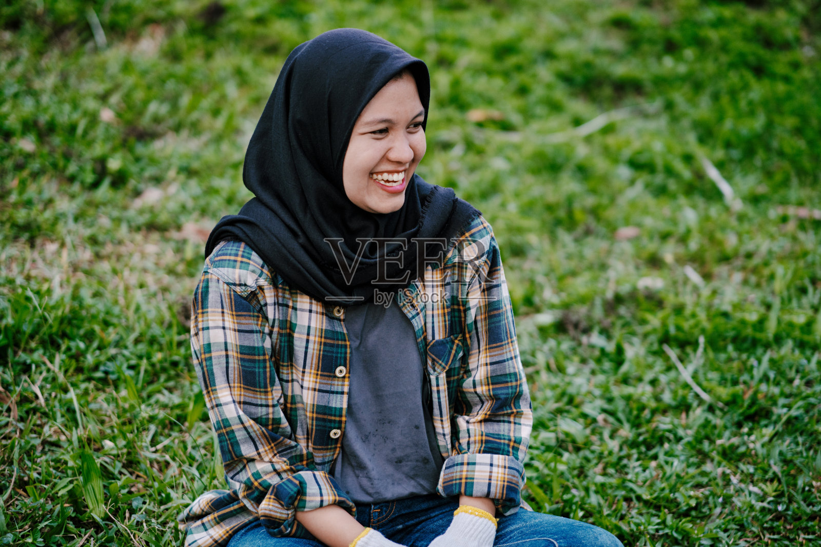 美丽的希贾布妇女清洁环境照片摄影图片