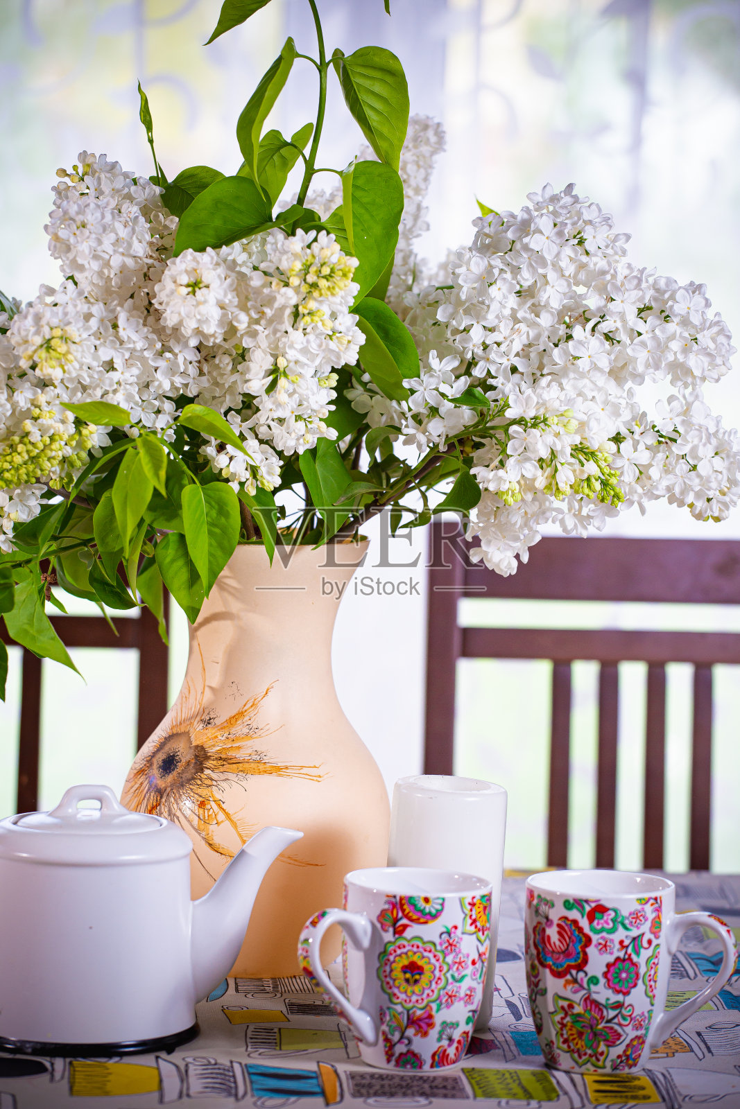 厨房桌上的丁香花束照片摄影图片