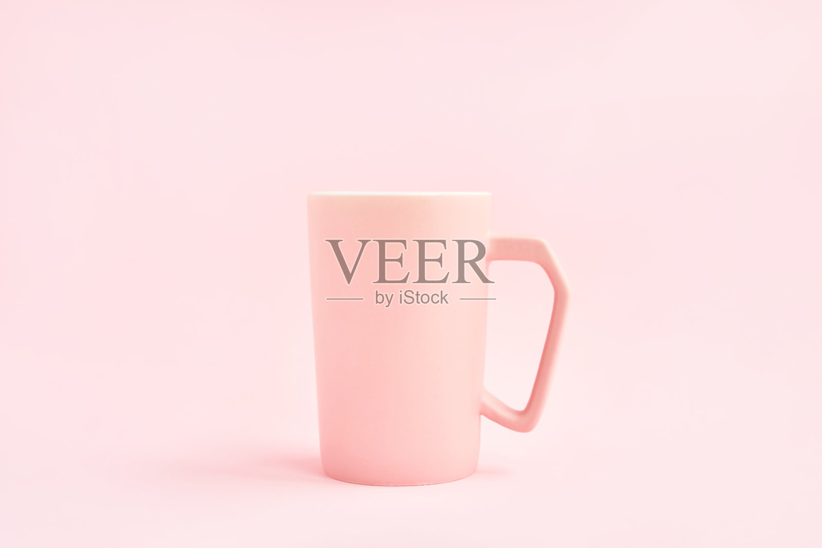 粉色背景下的粉色咖啡。副本的空间。模型照片摄影图片