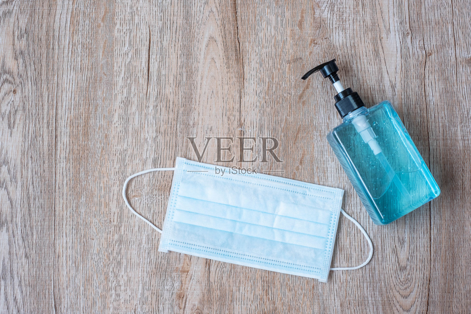 洗手用酒精凝胶、医用口罩和医用手套，预防冠状病毒或冠状病毒疾病。消毒剂、消毒剂、个人卫生、新常态和健康理念照片摄影图片