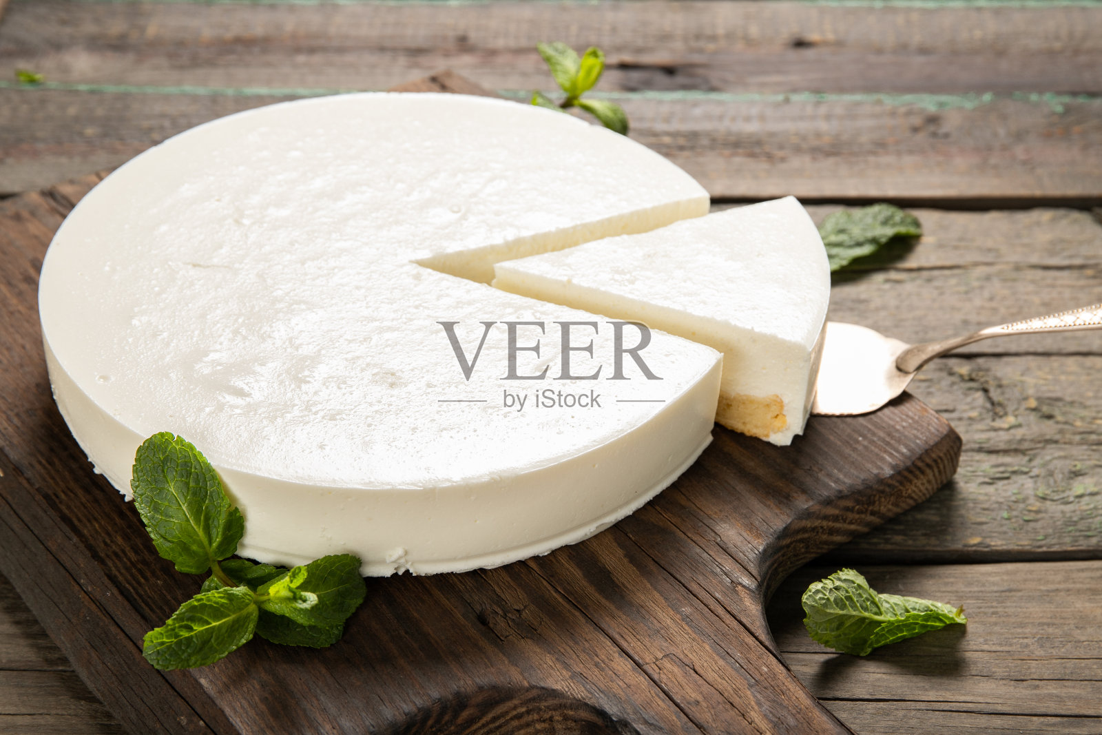 美味自制芝士蛋糕，木质背景照片摄影图片