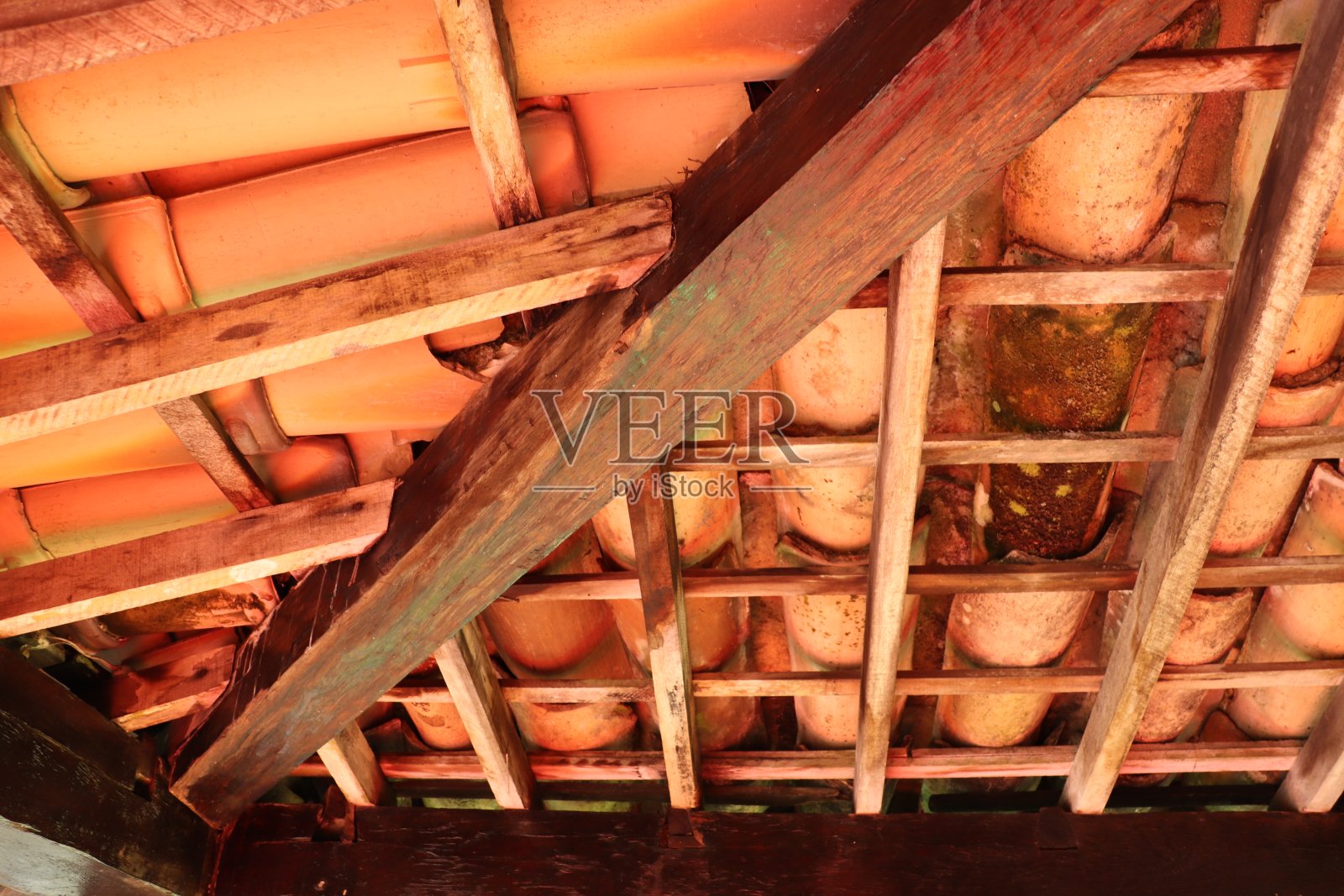 红色粘土瓦与木材支撑照片摄影图片