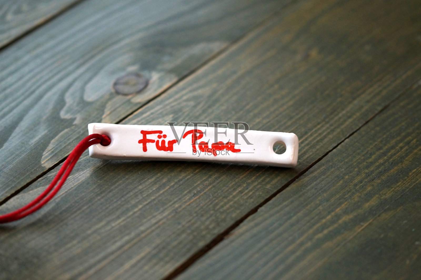 德语单词Für Papa(英语。(为父亲)手绘在手工烧制粘土上木制背景，粘土礼物配件标签。父亲节的礼物标签。由软陶制成。概念上的图像照片摄影图片