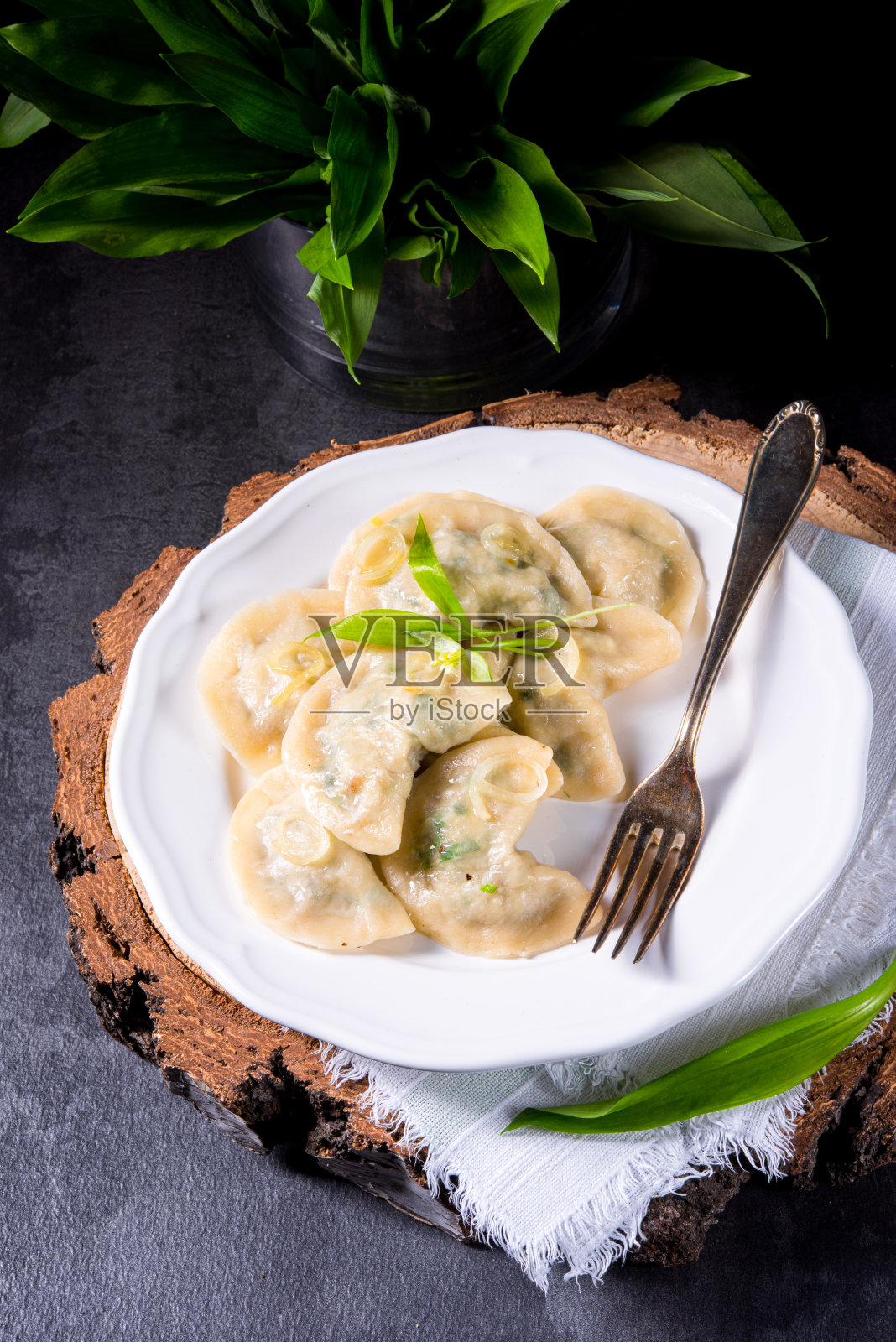 波兰饺子，里面有ramsons香蒜沙司照片摄影图片