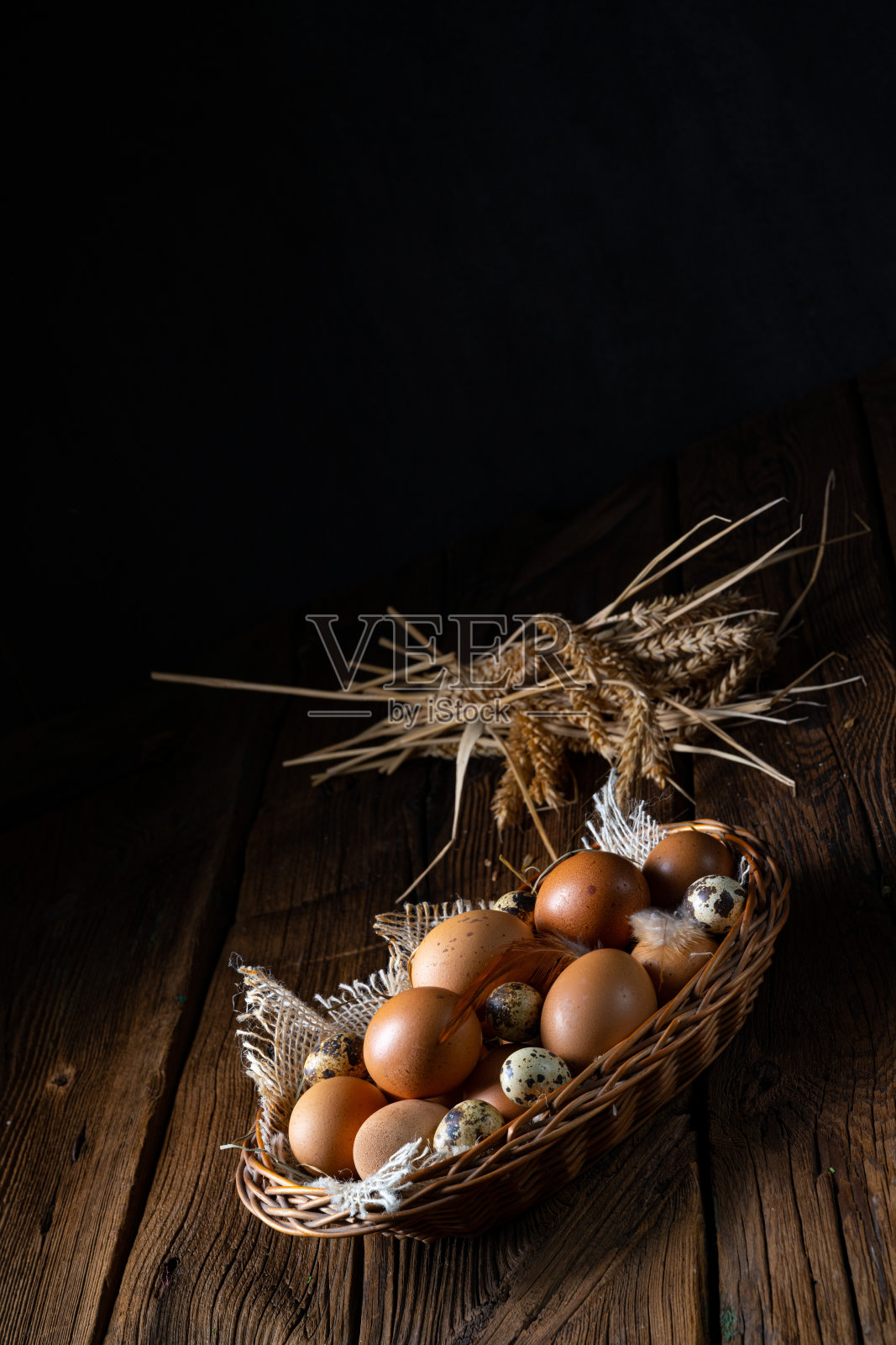 新鲜的鸡蛋直接从农场送到篮子里照片摄影图片