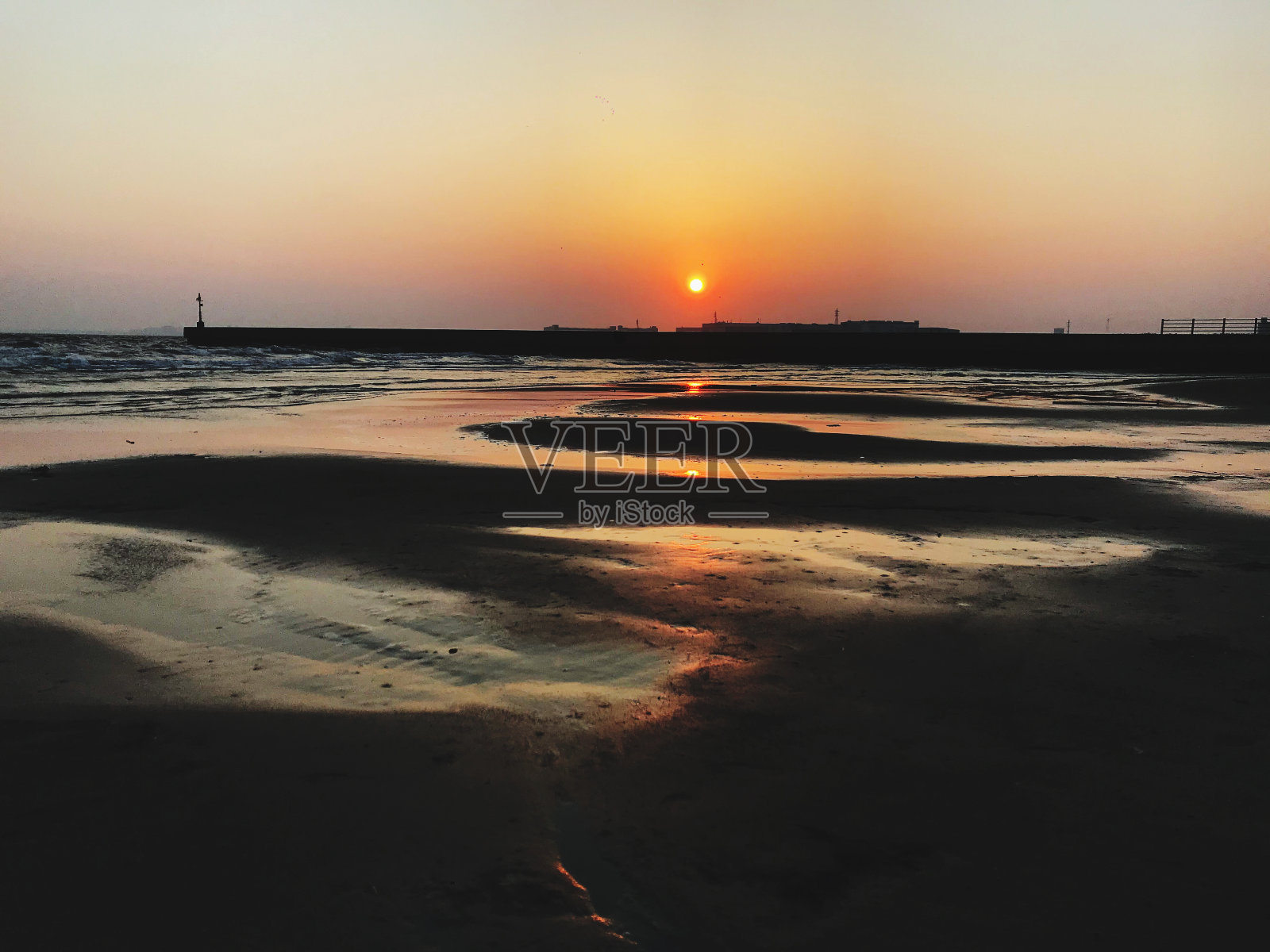 岸边的风景。照片摄影图片