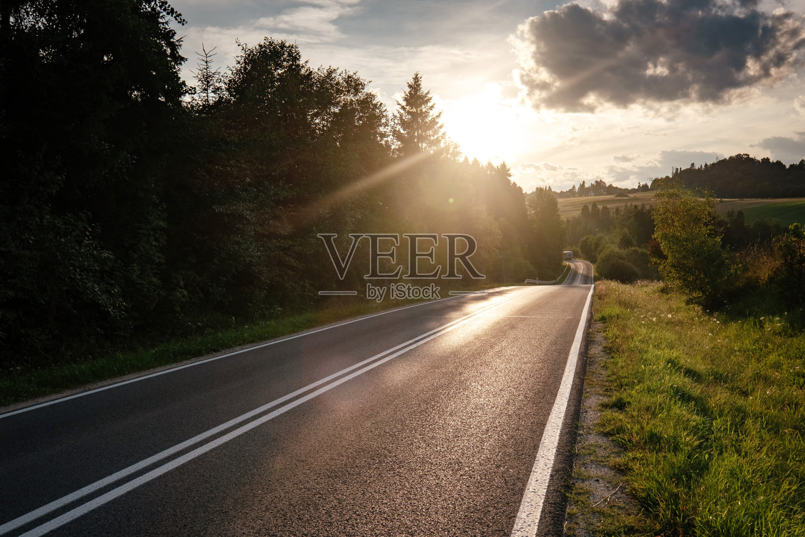 波兰一个阳光明媚的早晨，山谷中的小路。照片摄影图片