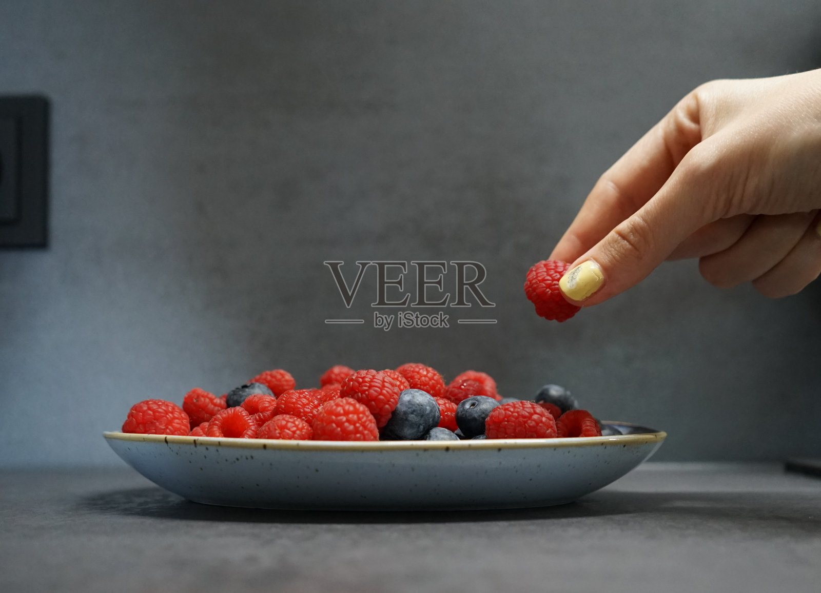 树莓和蓝莓照片摄影图片