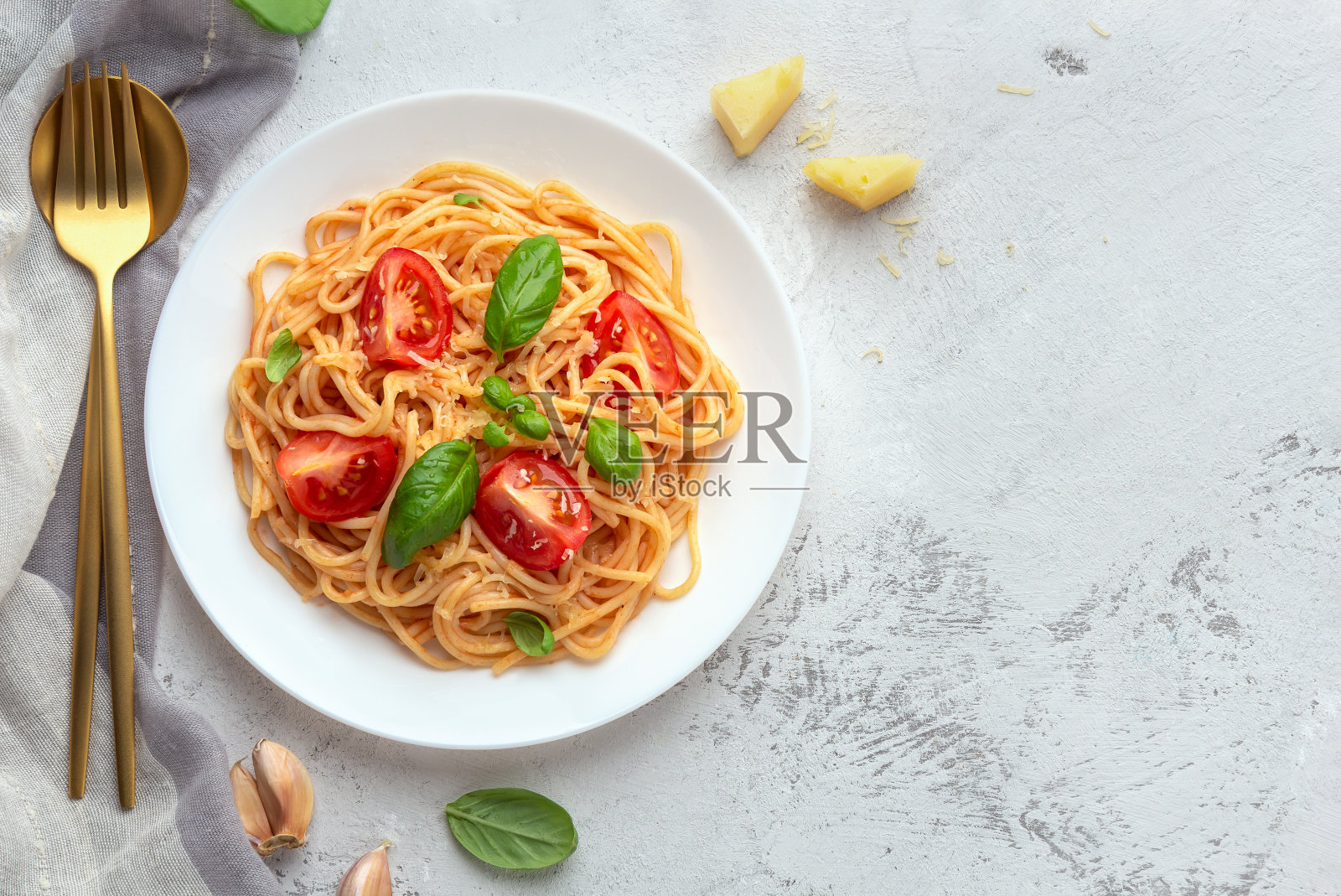 以樱桃番茄、芝士和罗勒为背景的意大利面照片摄影图片